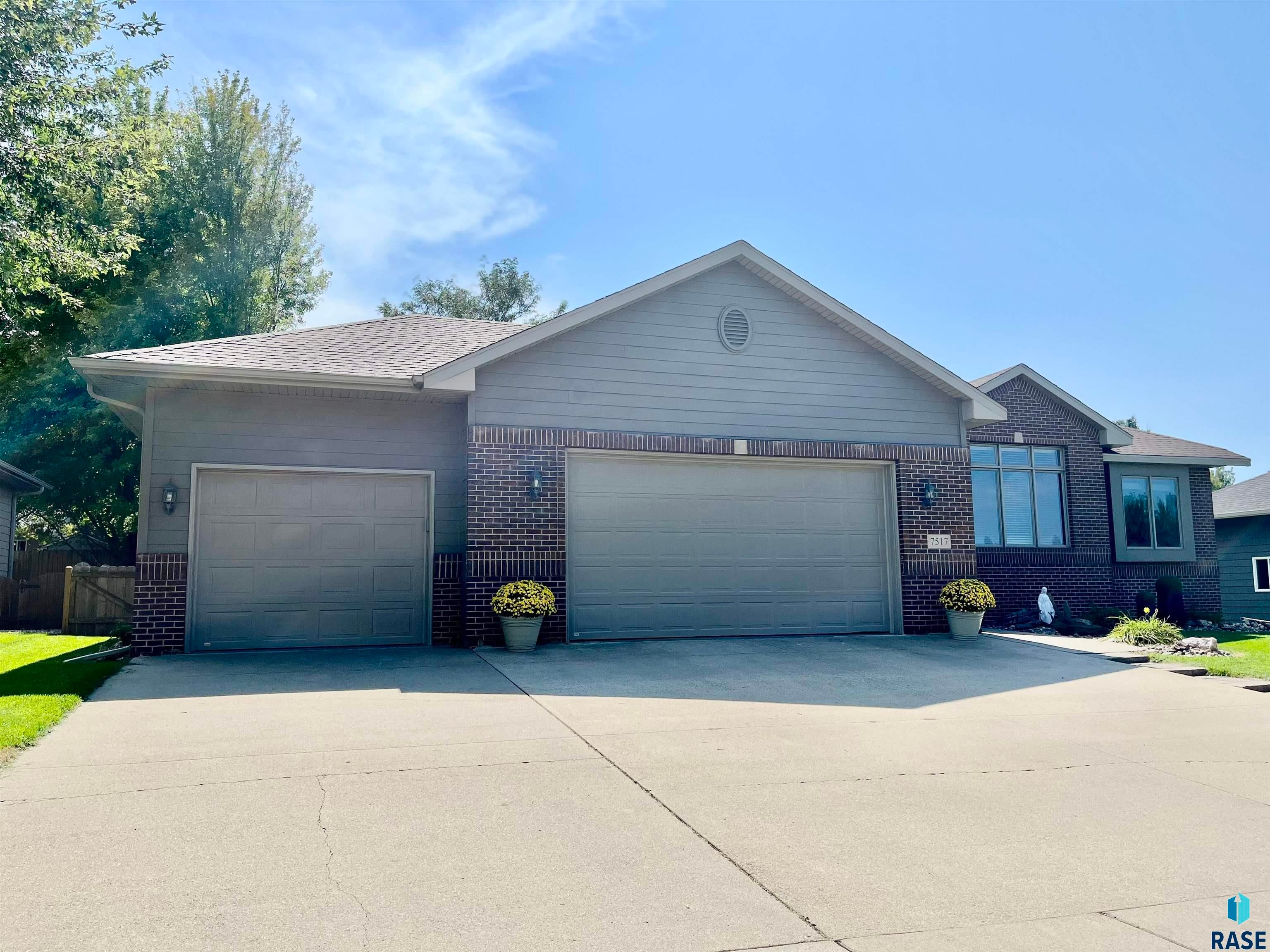 Sioux Falls, South Dakota, 57106, United States, 5 Bedrooms Bedrooms, ,3 BathroomsBathrooms,Residential,For Sale,1926717