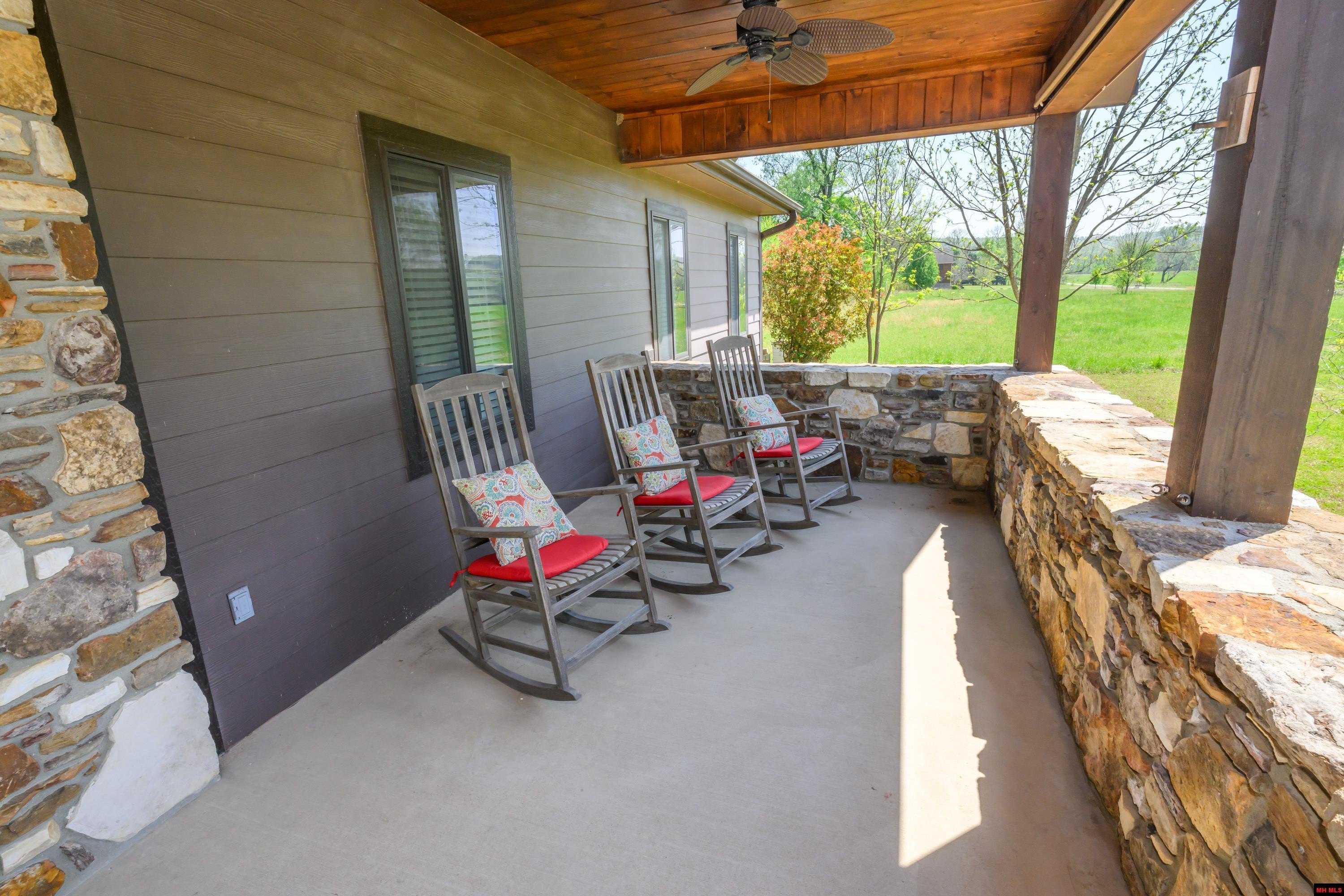 Norfork, Arkansas, 72658, United States, 3 Bedrooms Bedrooms, ,3 BathroomsBathrooms,Residential,For Sale,1921942