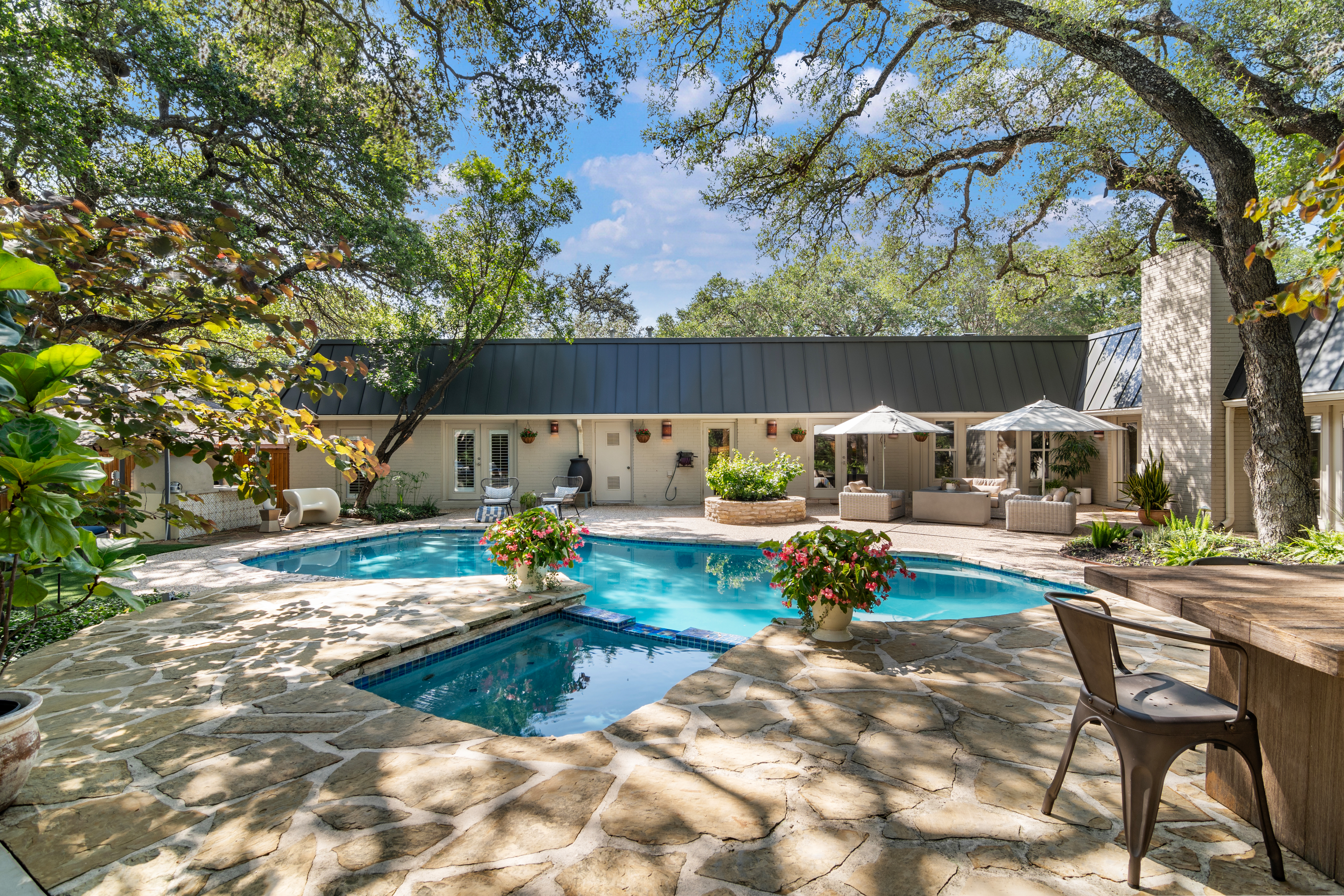  Private Oak-Shaded Estate in Castle Hills - 物件實景