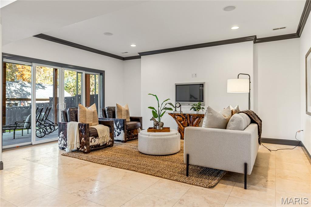 University City, Missouri, 63105, United States, 4 Bedrooms Bedrooms, ,5 BathroomsBathrooms,Residential,For Sale,1989585