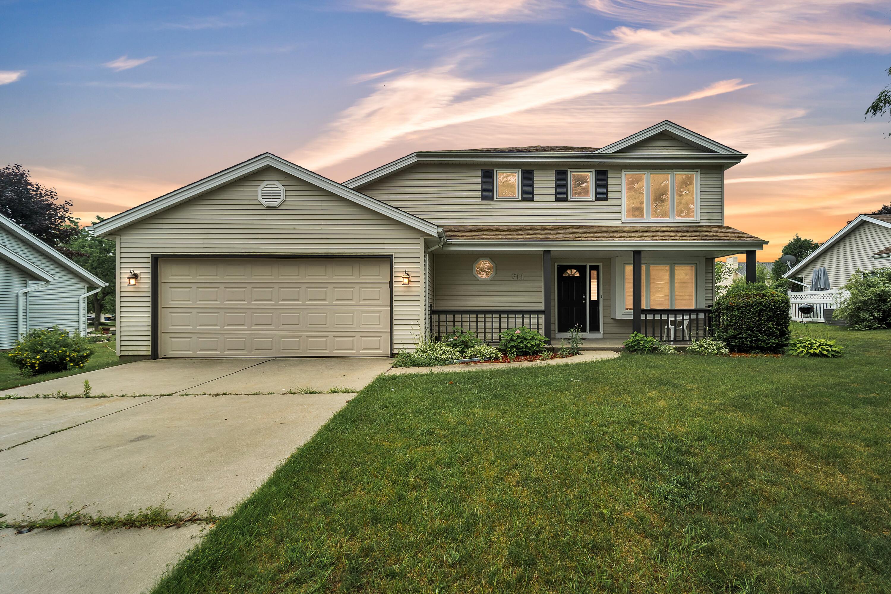Oak Creek, Wisconsin, 53154, United States, 4 Bedrooms Bedrooms, ,4 BathroomsBathrooms,Residential,For Sale,1896988