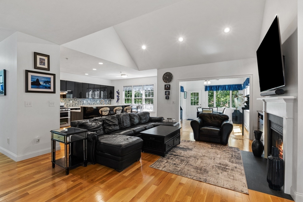 Westford, Massachusetts, 01886, United States, 3 Bedrooms Bedrooms, ,4 BathroomsBathrooms,Residential,For Sale,1923619