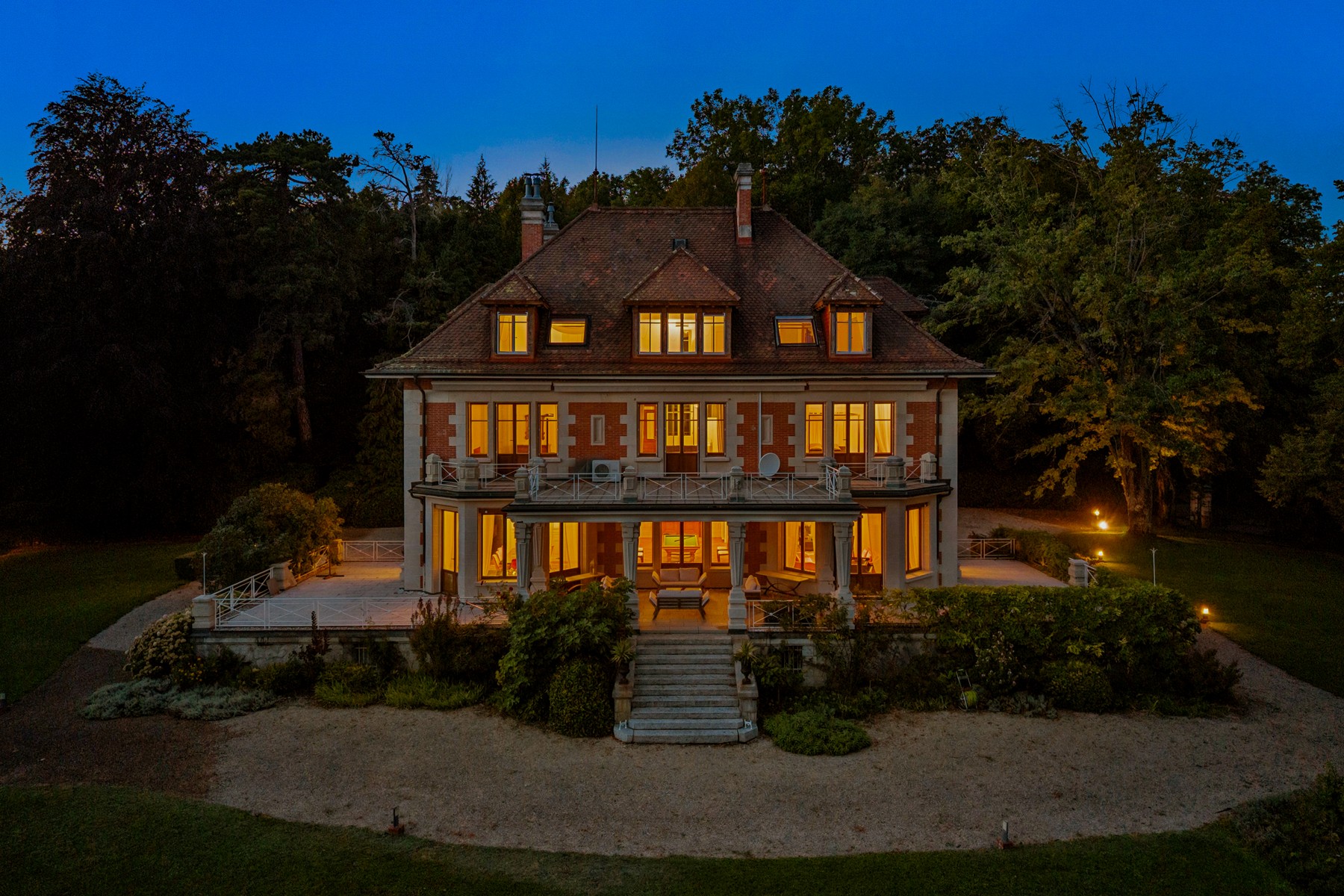  Lavaux: Iconic villa with views of Lake Geneva and the Alps, on a property of ne - 物件實景