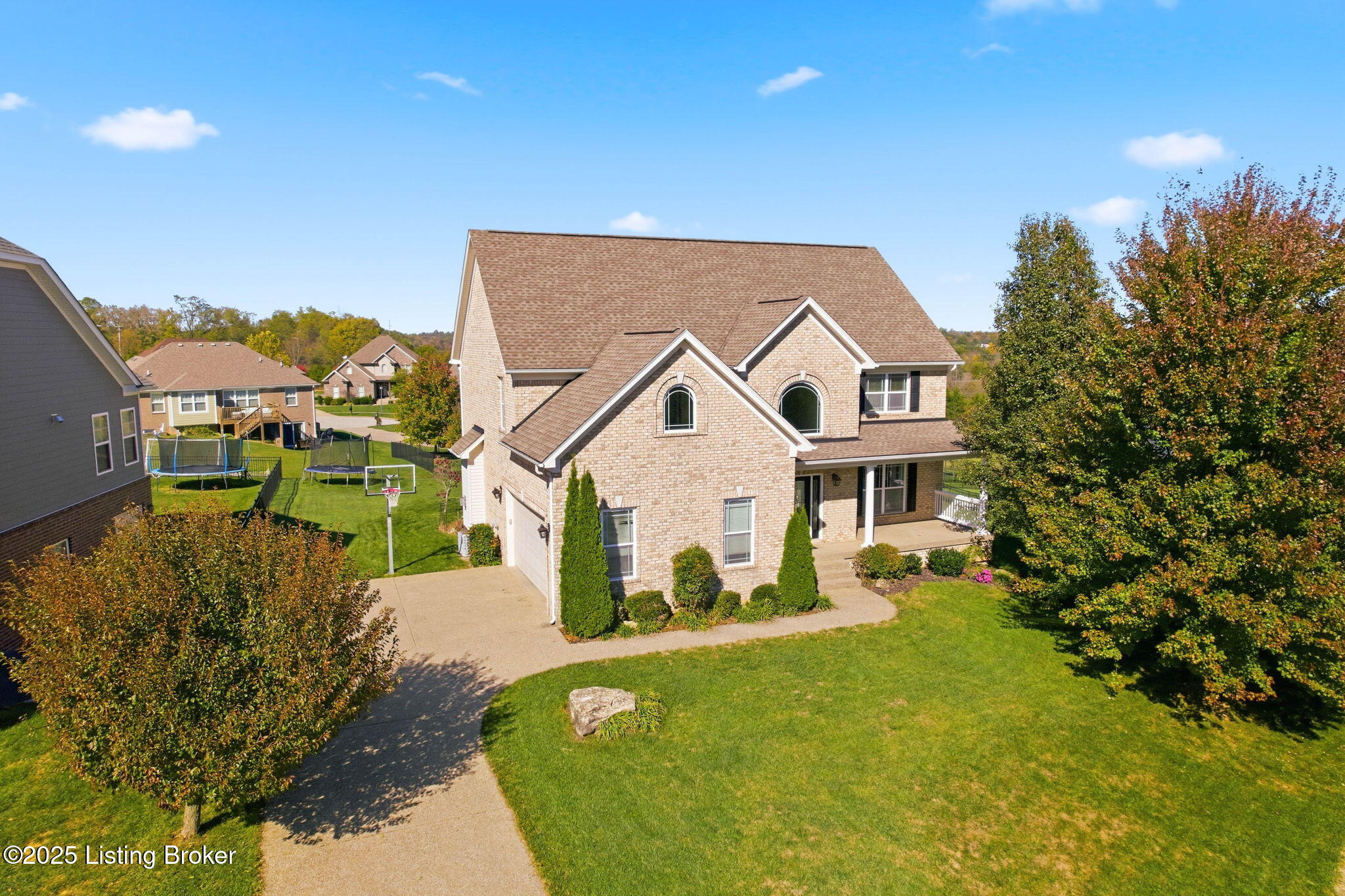 La Grange, Kentucky, 40031, United States, 5 Bedrooms Bedrooms, ,4 BathroomsBathrooms,Residential,For Sale,1971685