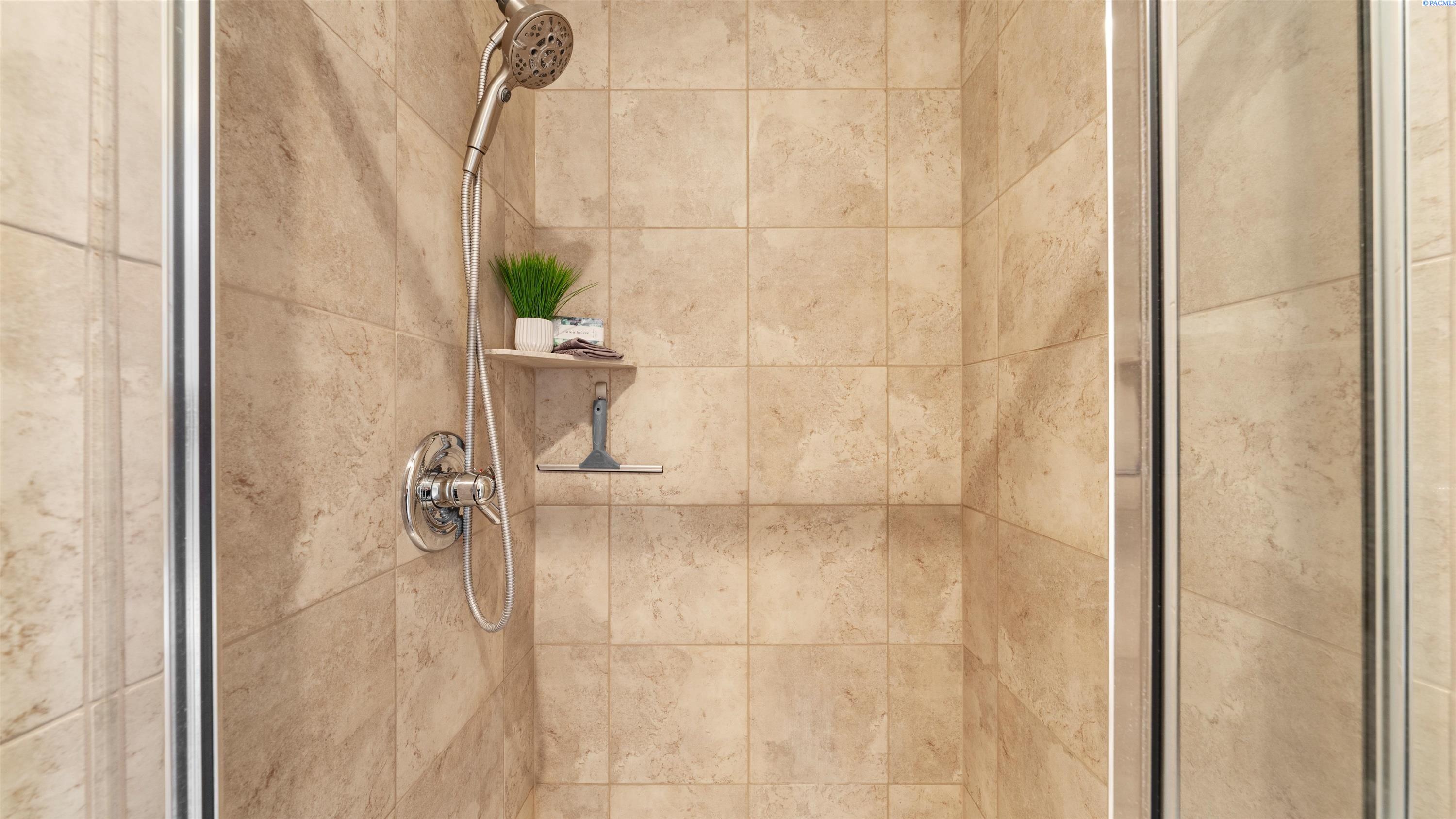 Richland, Washington, 99354, United States, 3 Bedrooms Bedrooms, ,3 BathroomsBathrooms,Residential,For Sale,1997405