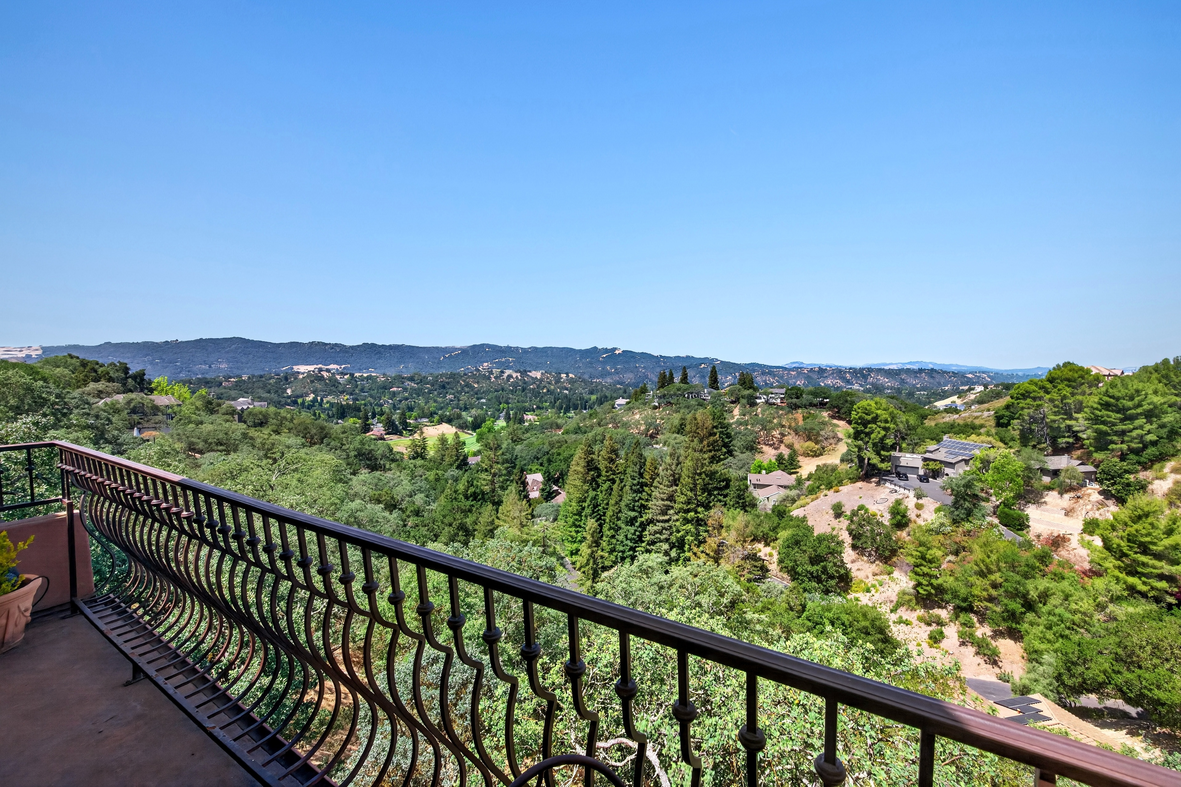 An Extraordinary Round Hill Estate Defined by Privacy, Views, and Sophistication - 物件實景