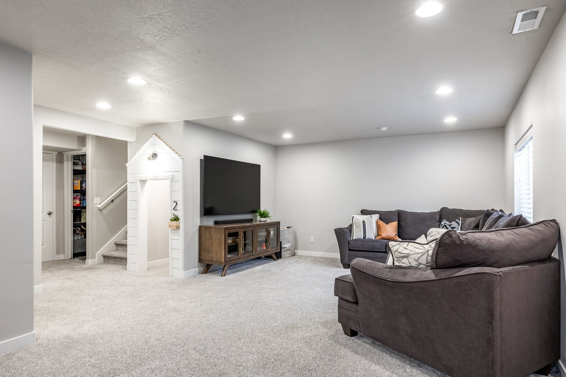  Bright Luxury 5-Bed Home w/ Office, Loft, Finished Basement & Views - 物件實景