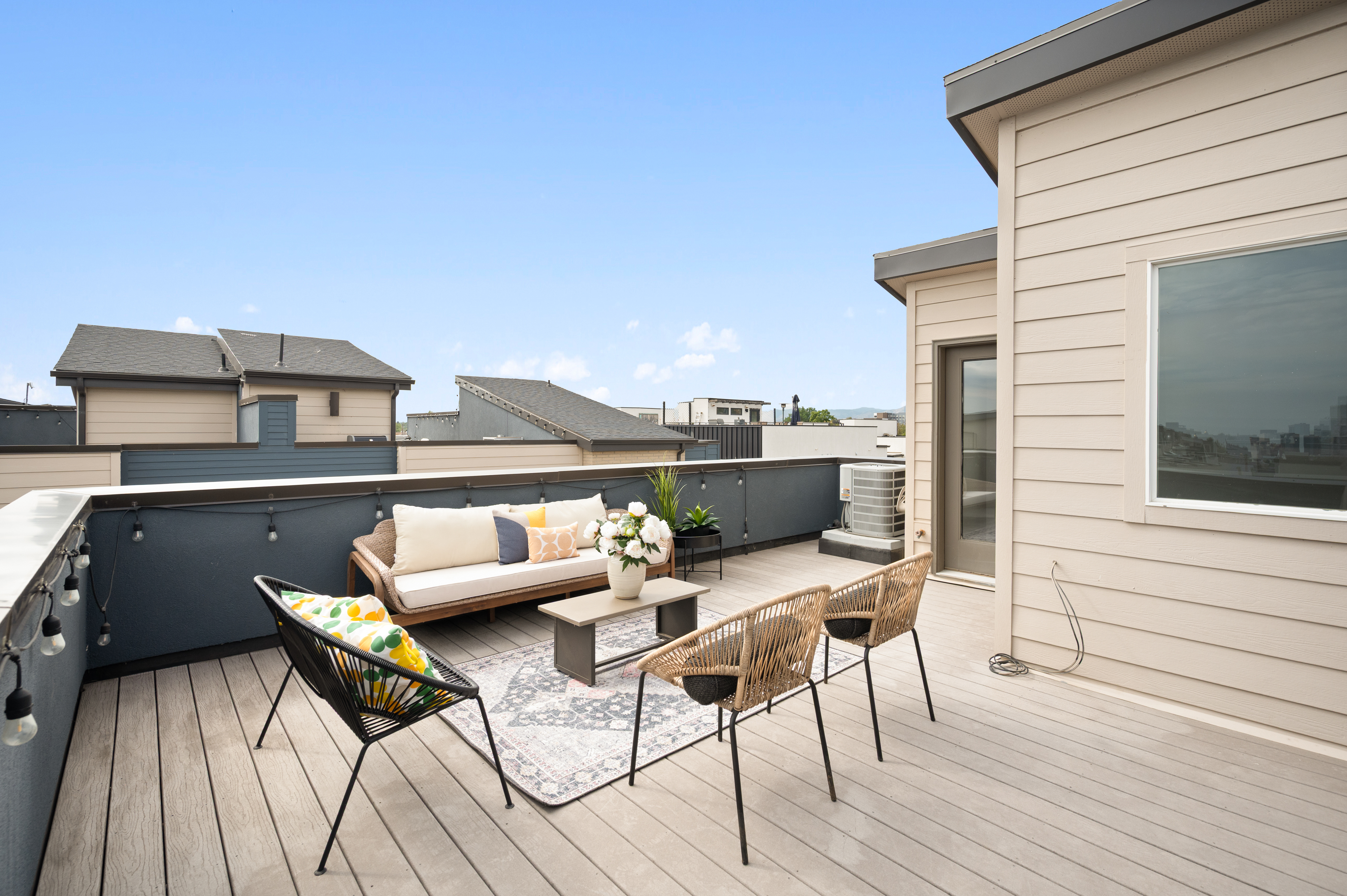  Beautifully Maintained Corner-Unit Townhome with Rooftop Views - 物件實景