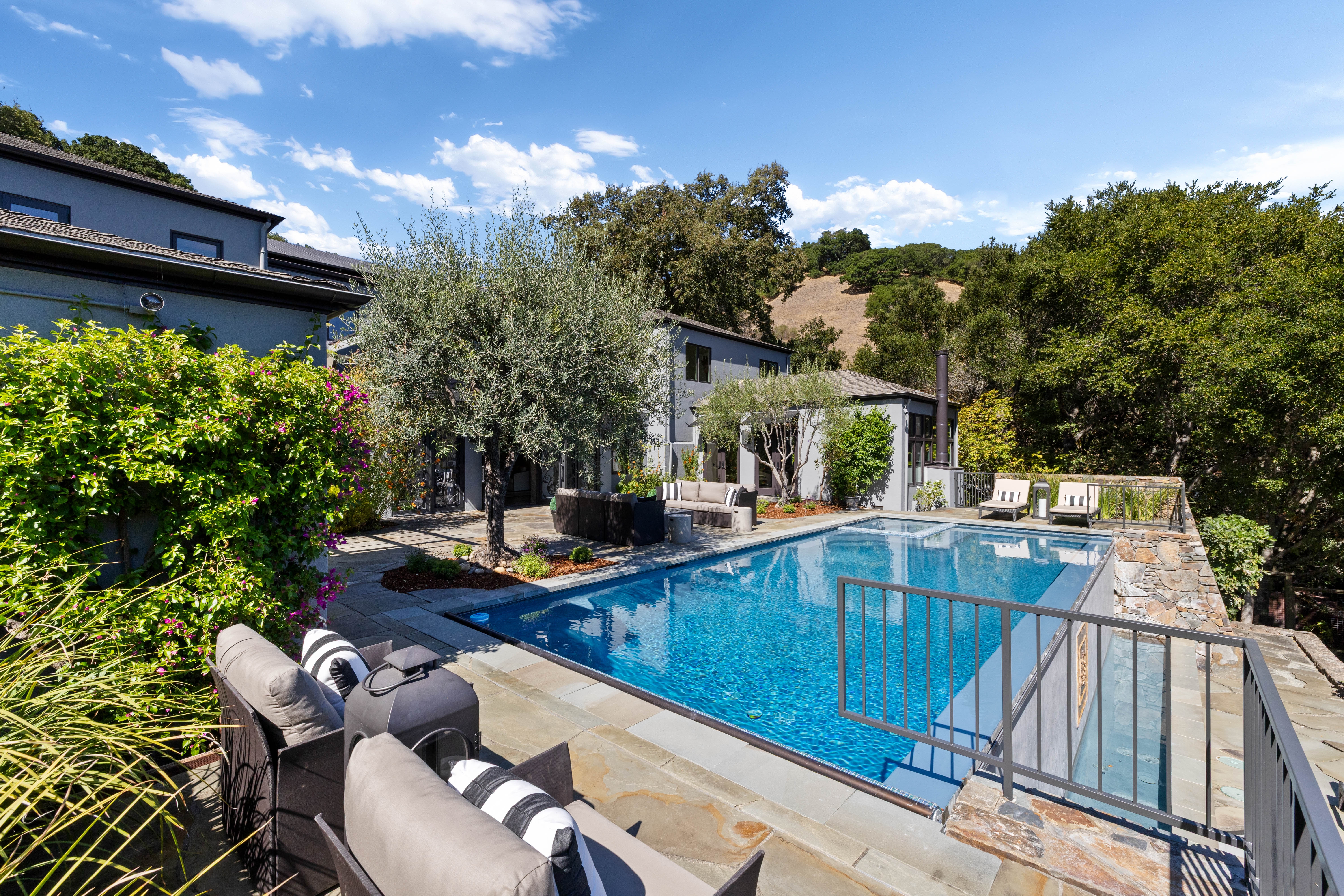  Resort Living in Sorich Park — Gated Mediterranean Estate With Pool and Views - 物件實景