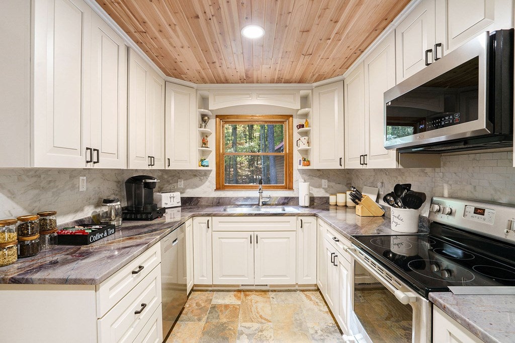 Blue Ridge, Georgia, 30513, United States, 3 Bedrooms Bedrooms, ,3 BathroomsBathrooms,Residential,For Sale,1969723