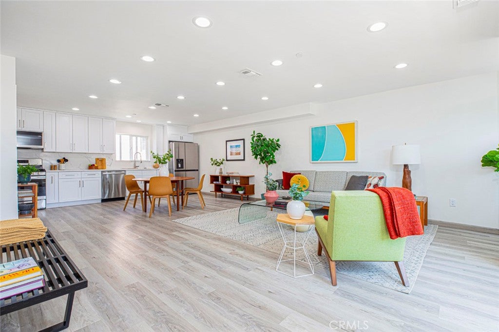Los Angeles, California, 90027, United States, ,Residential,For Sale,1938959