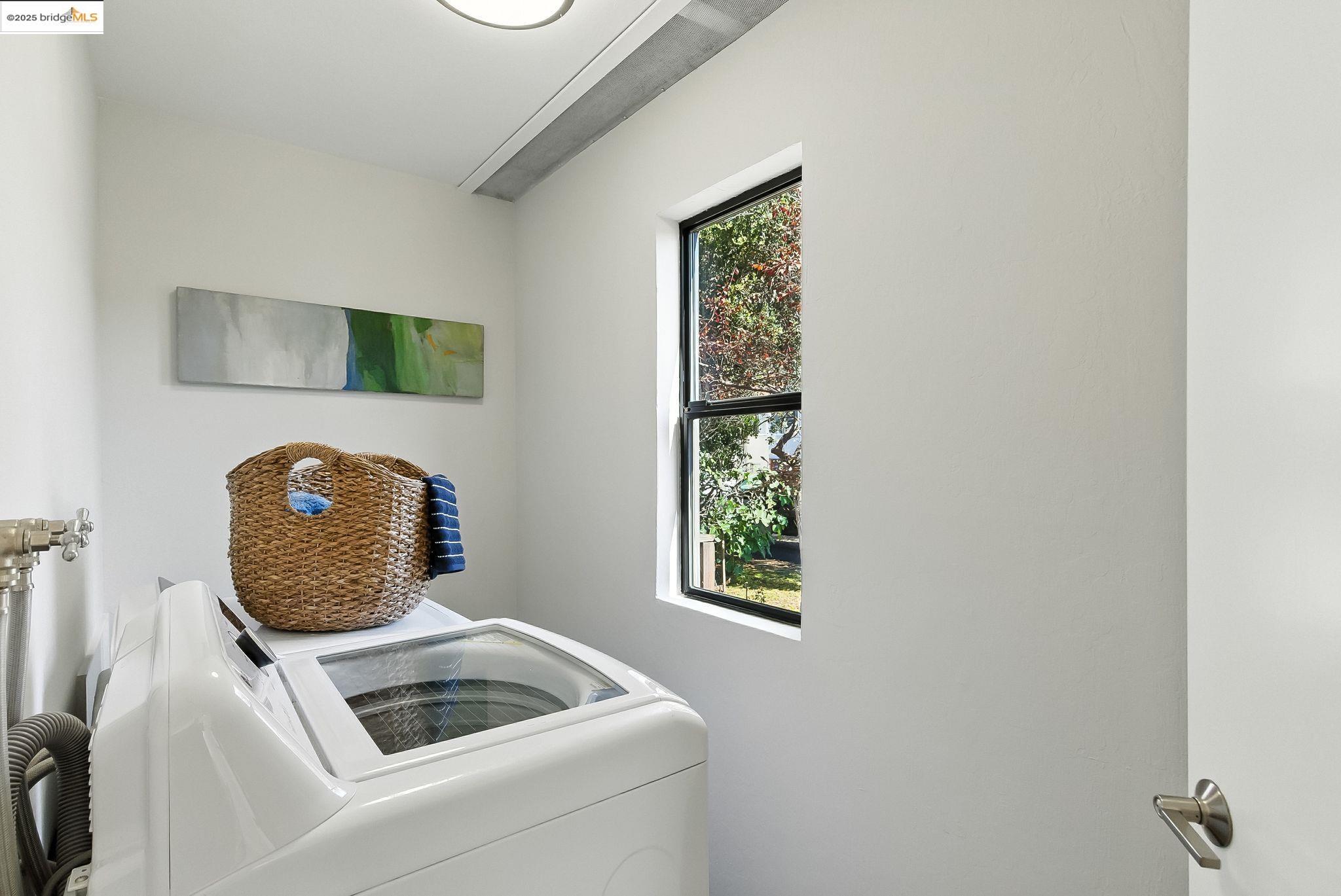 Oakland, California, 94618, United States, 2 Bedrooms Bedrooms, ,1 BathroomBathrooms,Residential,For Sale,1925064