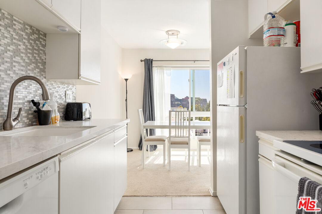 West Hollywood, California, 90069, United States, 1 Bedroom Bedrooms, ,1 BathroomBathrooms,Residential,For Sale,1987979