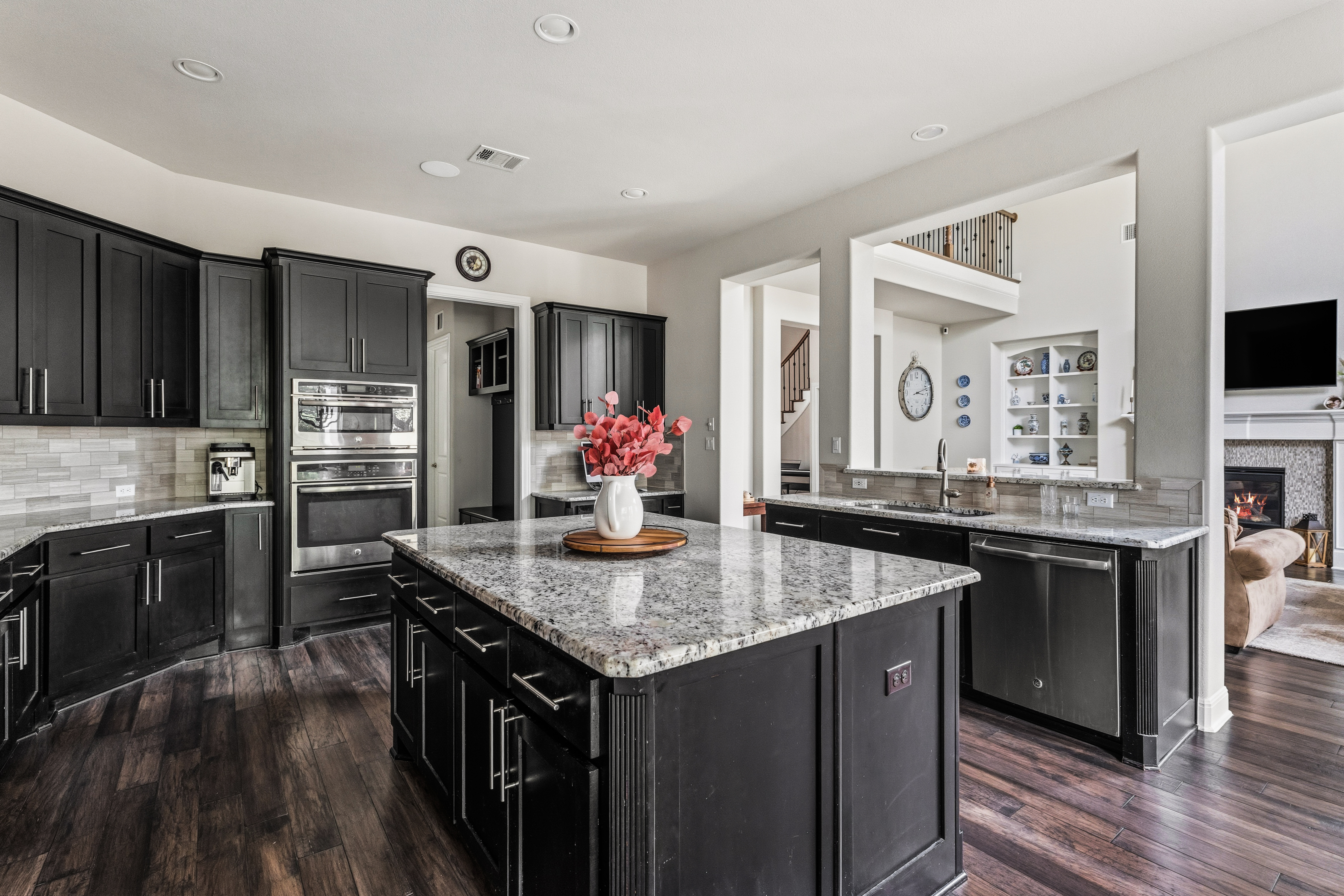  Private Greenbelt Retreat with Dual Main-Floor Suites - 物件實景