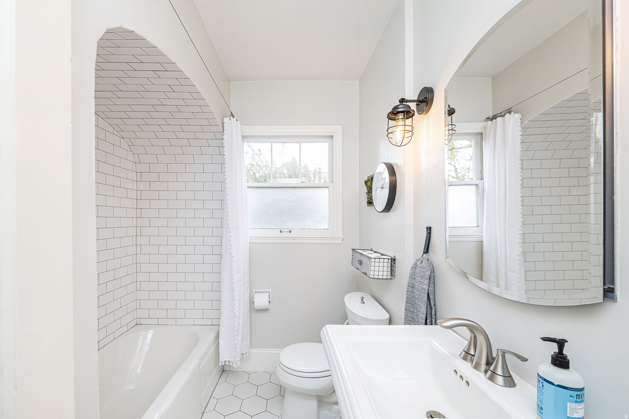 Bountiful, Utah, 84010, United States, 3 Bedrooms Bedrooms, ,2 BathroomsBathrooms,Residential,For Sale,1985173