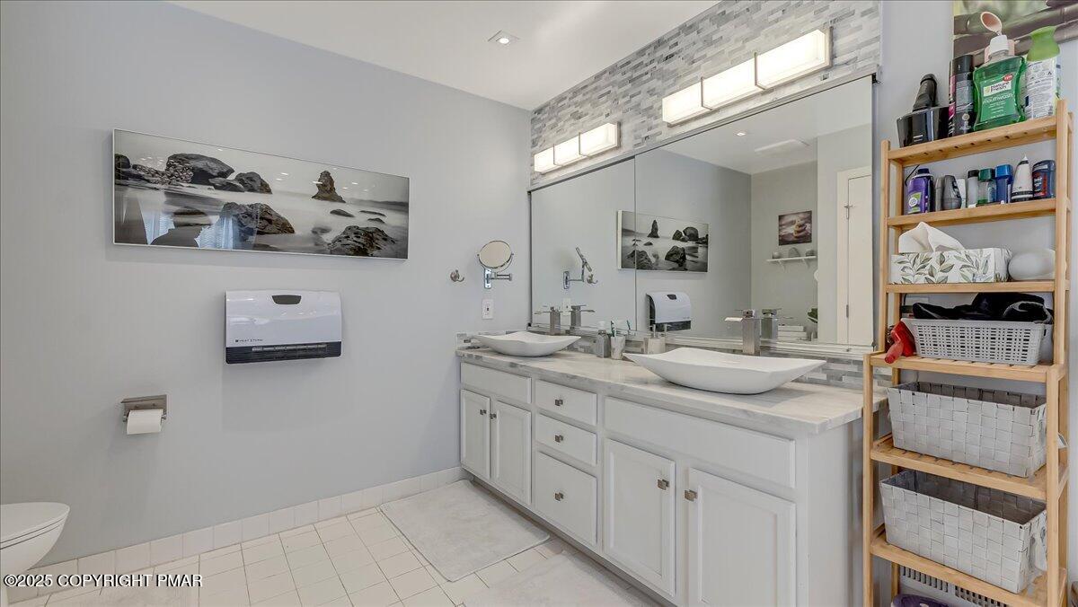 East Stroudsburg, Pennsylvania, 18302, United States, 5 Bedrooms Bedrooms, ,4 BathroomsBathrooms,Residential,For Sale,1980579