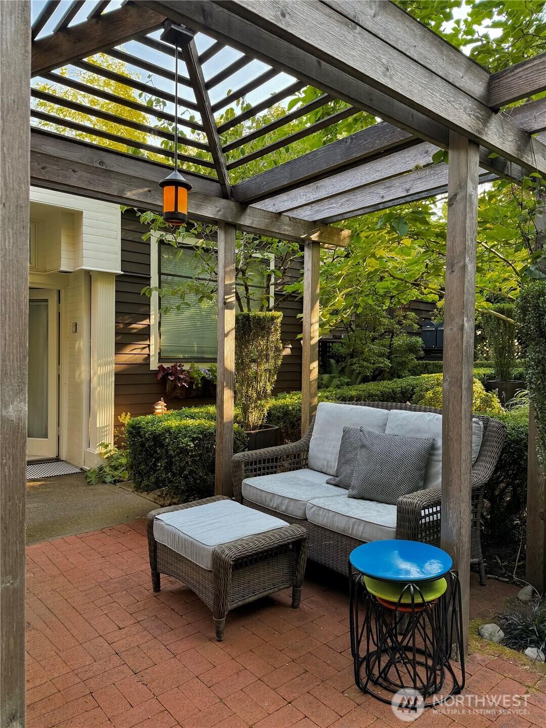 SEATTLE, Washington, 98102, United States, 2 Bedrooms Bedrooms, ,3 BathroomsBathrooms,Residential,For Sale,1901713