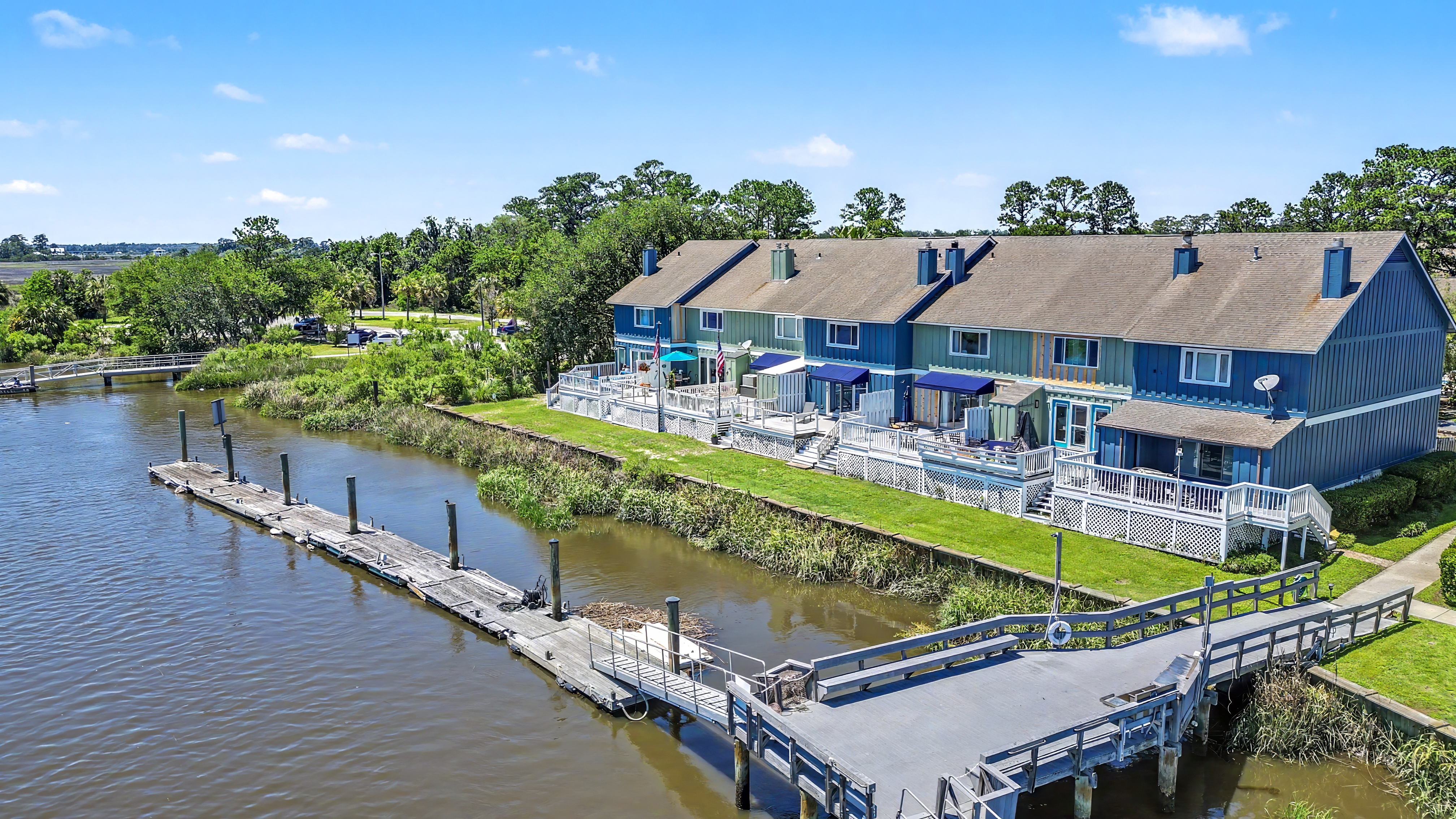  Stunning Waterfront Townhouse with Beautiful Updates Throughout - 物件實景
