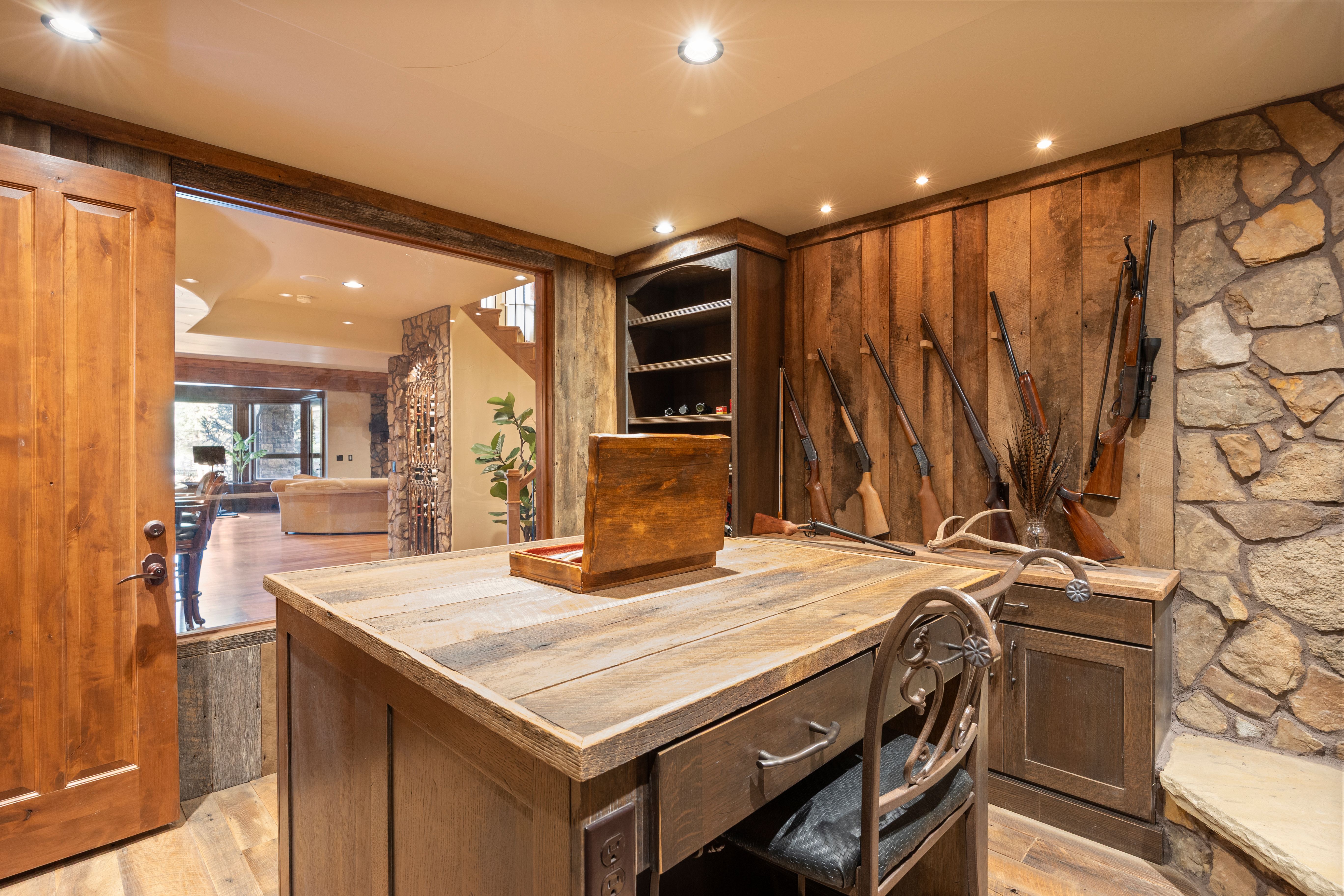  This Mountain Traditional residence is defined by its grand scale, - 物件實景