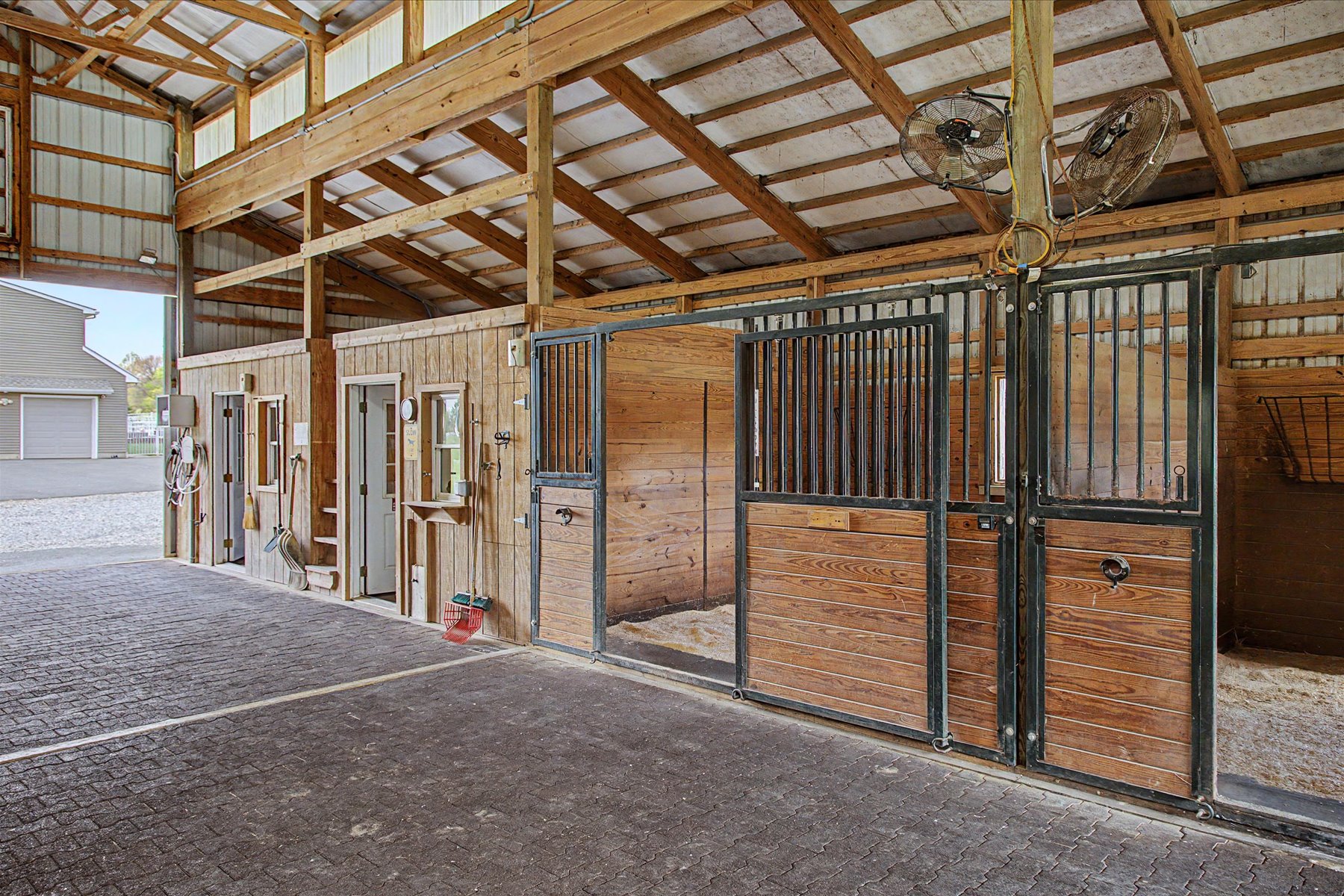  Well Maintained Colonial Home with Exceptional Equestrian Property - 物件實景