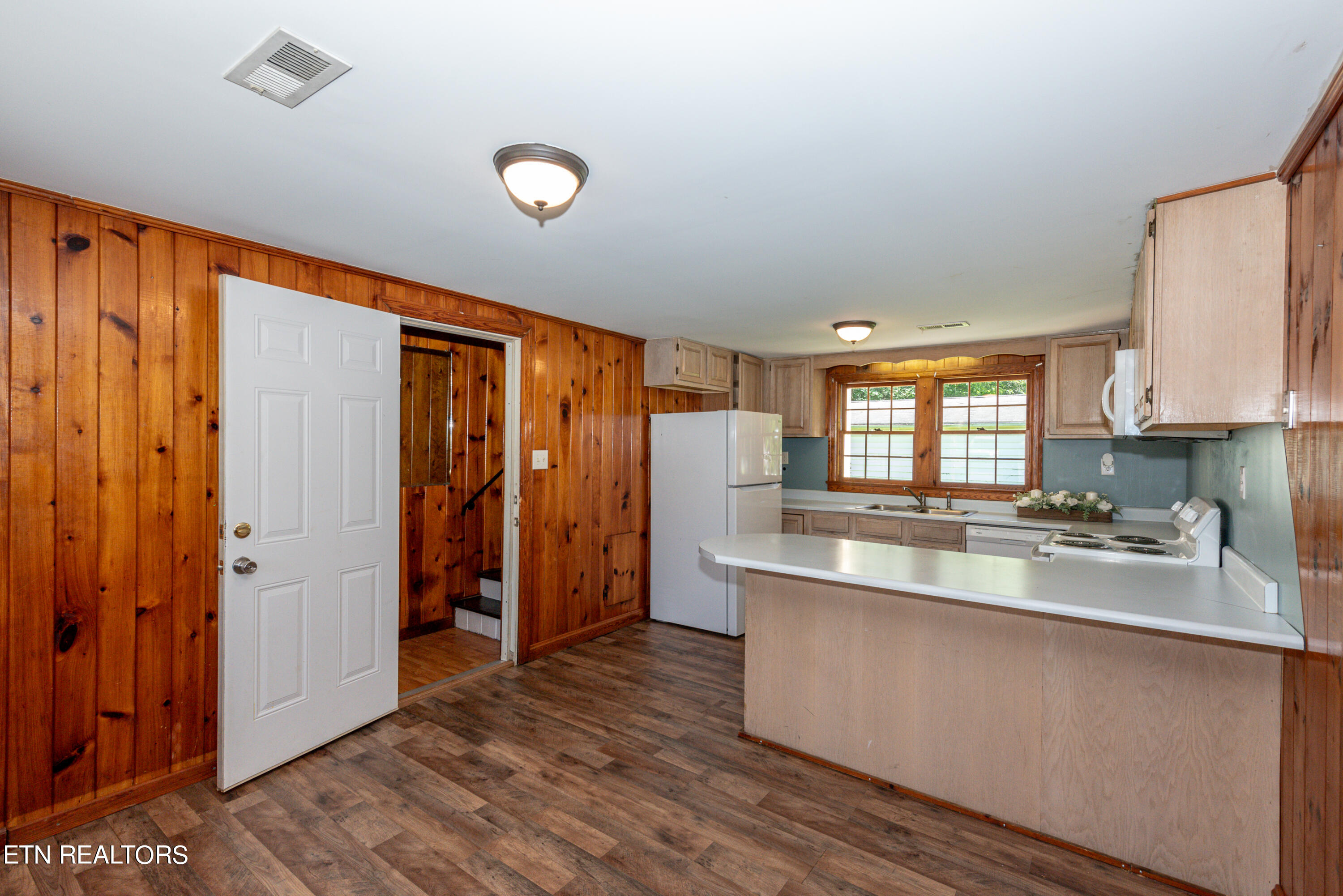 Townsend, Tennessee, 37882, United States, 3 Bedrooms Bedrooms, ,2 BathroomsBathrooms,Residential,For Sale,1984041