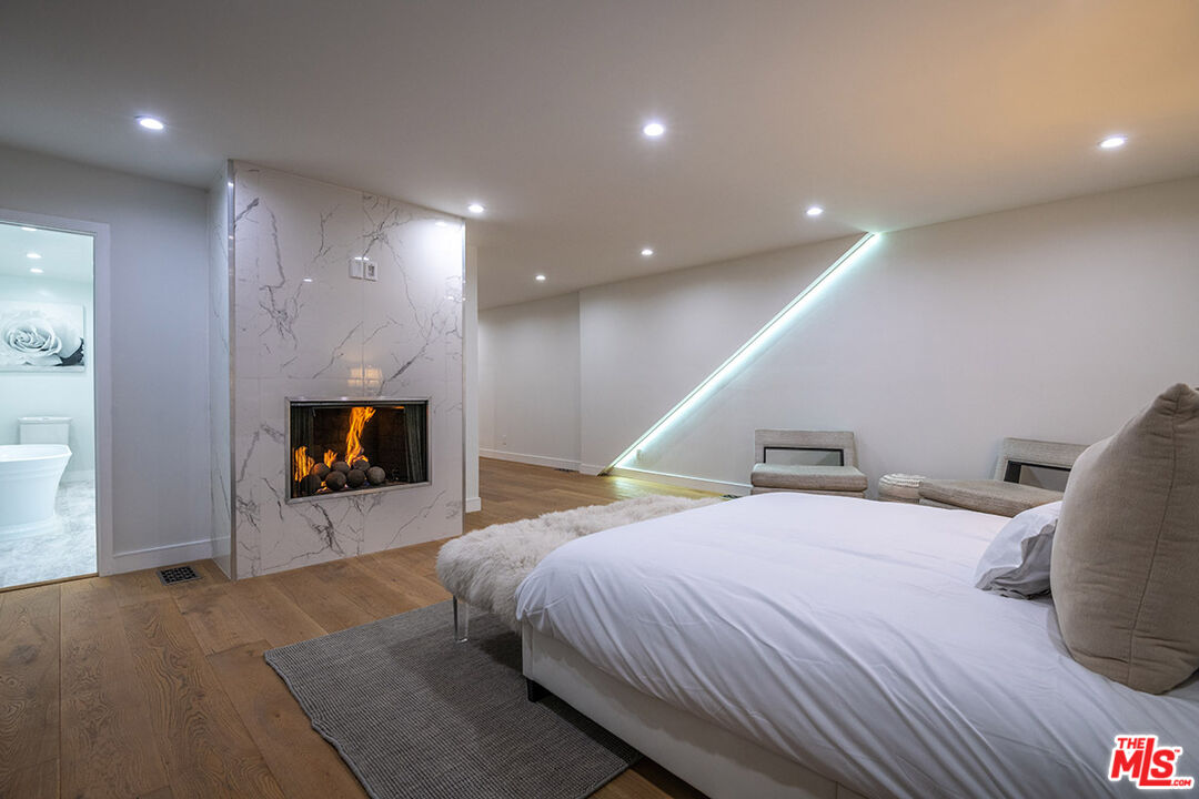 Los Angeles, California, 90068, United States, 6 Bedrooms Bedrooms, ,7 BathroomsBathrooms,Residential,For Sale,1840011