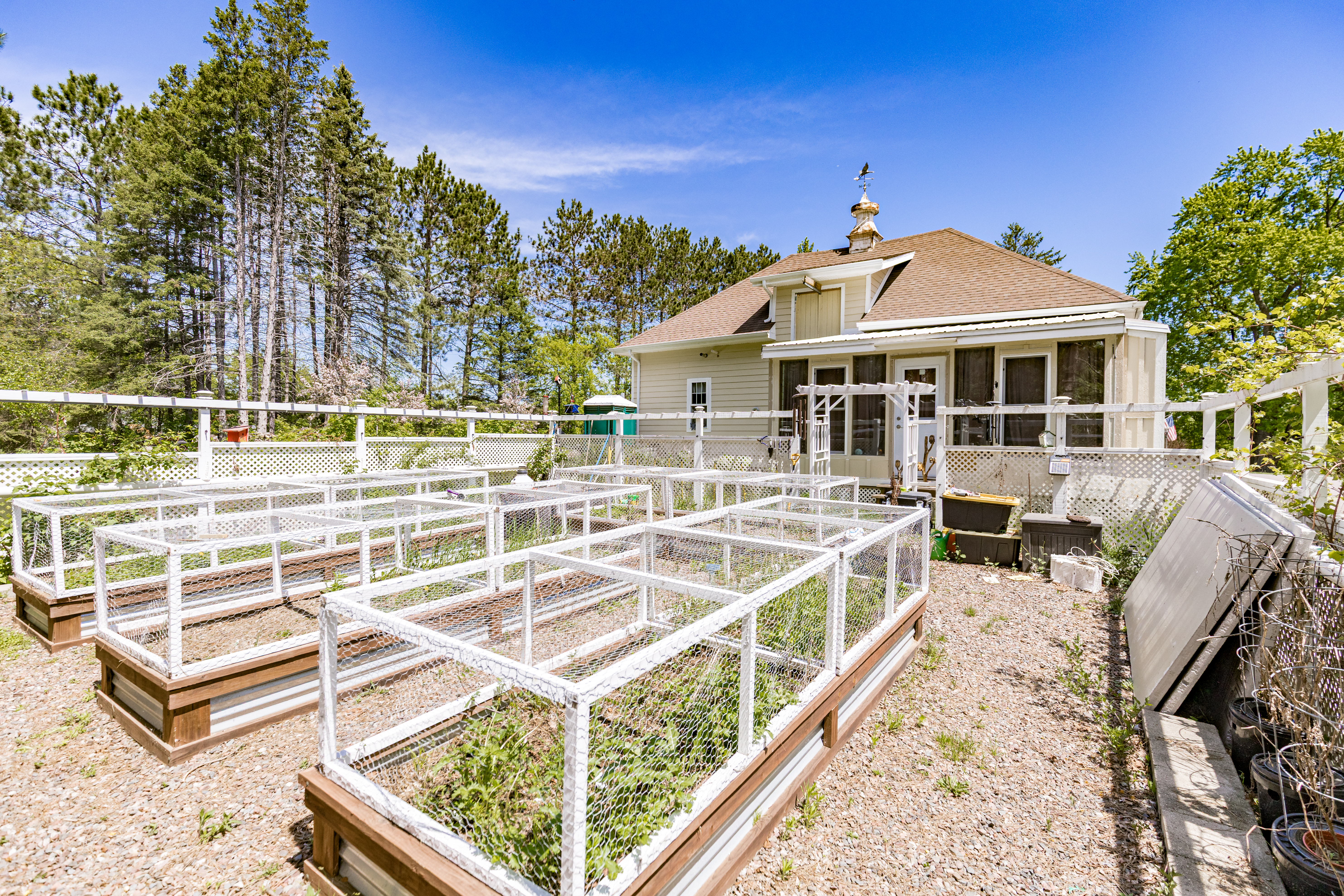  One-of-a-Kind Remodeled Estate With Vintage Charm - 物件實景