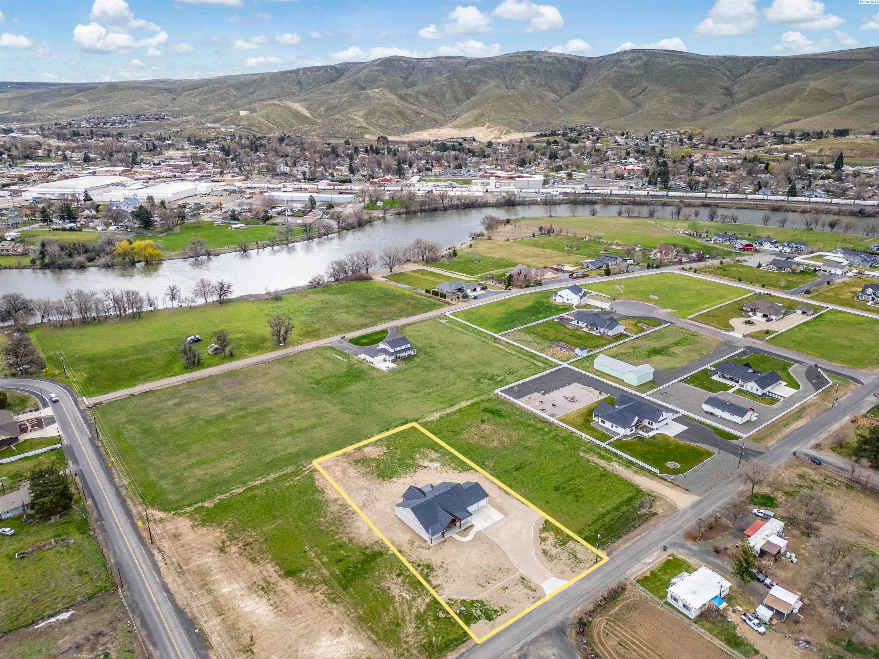 Prosser, Washington, 99350, United States, 3 Bedrooms Bedrooms, ,2 BathroomsBathrooms,Residential,For Sale,2027439