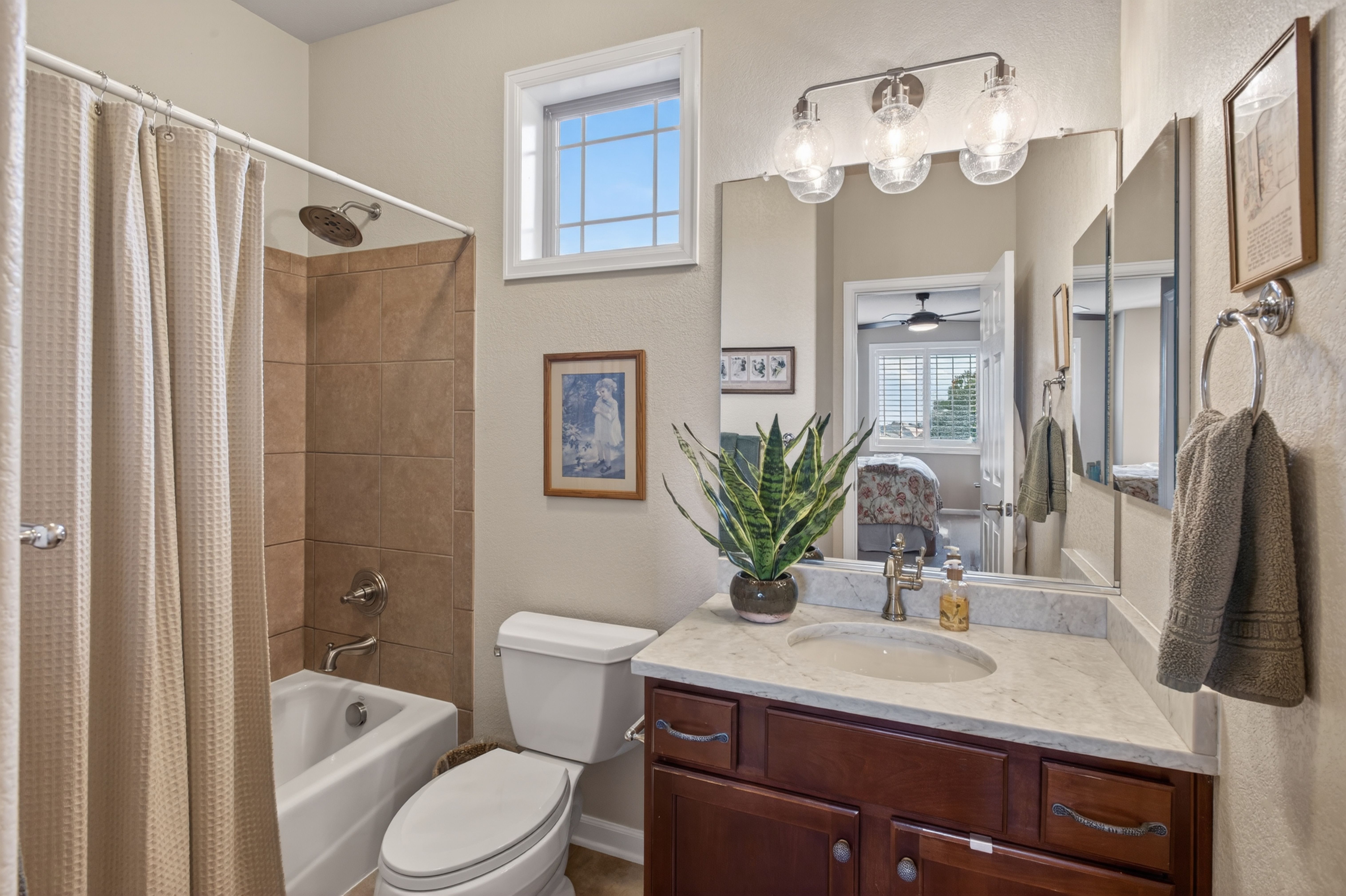  Cul-de-Sac Gem in Gated CPV: Gourmet Kitchen & Main-Level Primary Suite - 物件實景