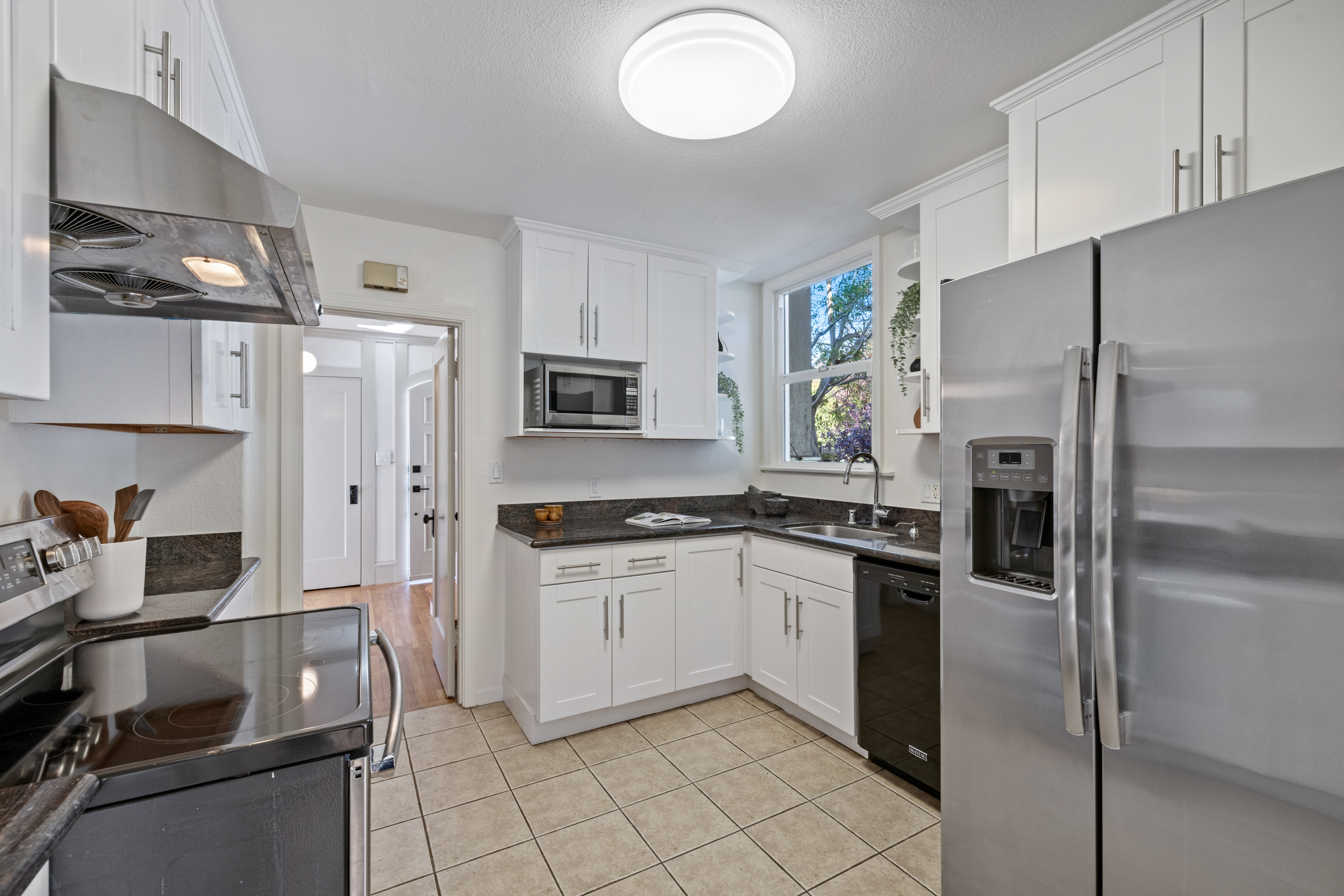  Classic Berkeley Charm Meets Versatility: Elmwood Home Plus Duplex - 物件實景