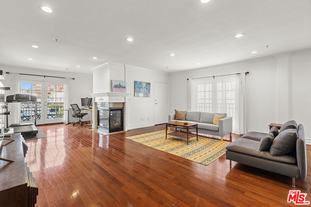 Los Angeles, California, 90049, United States, 3 Bedrooms Bedrooms, ,3 BathroomsBathrooms,Residential,For Sale,1885770
