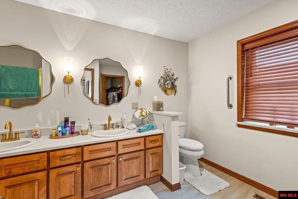 Mountain Home, Arkansas, 72653, United States, 3 Bedrooms Bedrooms, ,4 BathroomsBathrooms,Residential,For Sale,2025116