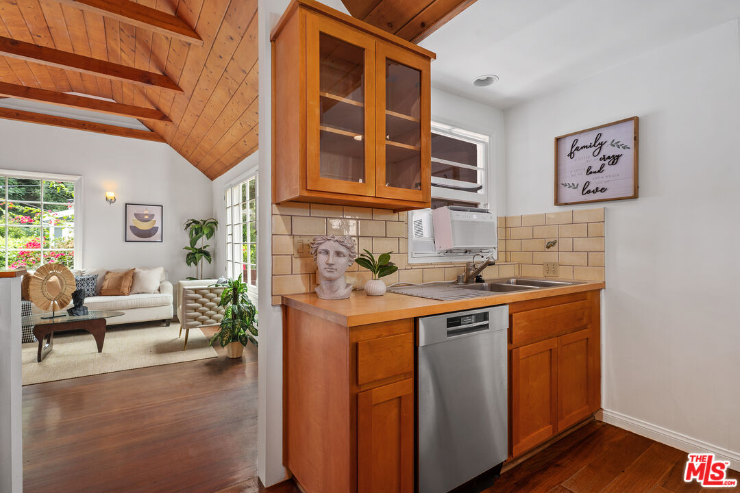 Los Angeles, California, 90077, United States, 2 Bedrooms Bedrooms, ,1 BathroomBathrooms,Residential,For Sale,1938648