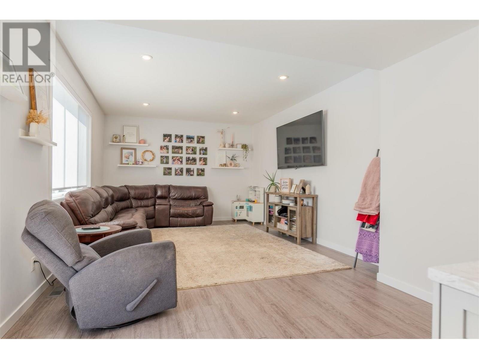 CASTLEGAR, British Columbia, V1N 4X8, CA, 6 Bedrooms Bedrooms, ,3 BathroomsBathrooms,Residential,For Sale,1883021
