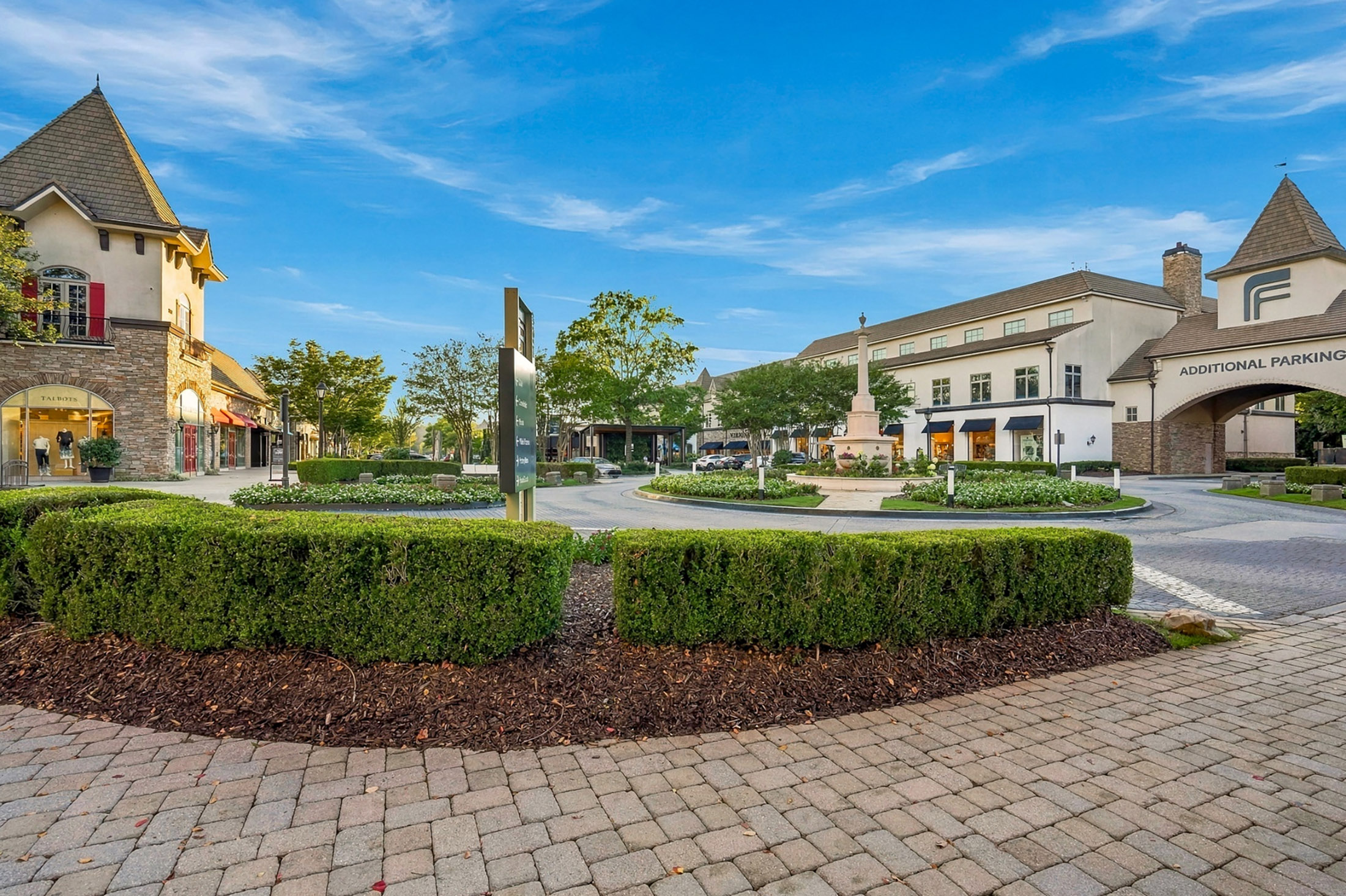  Classic Colonial Charm Meets Beautifully Updated Interiors - 物件實景