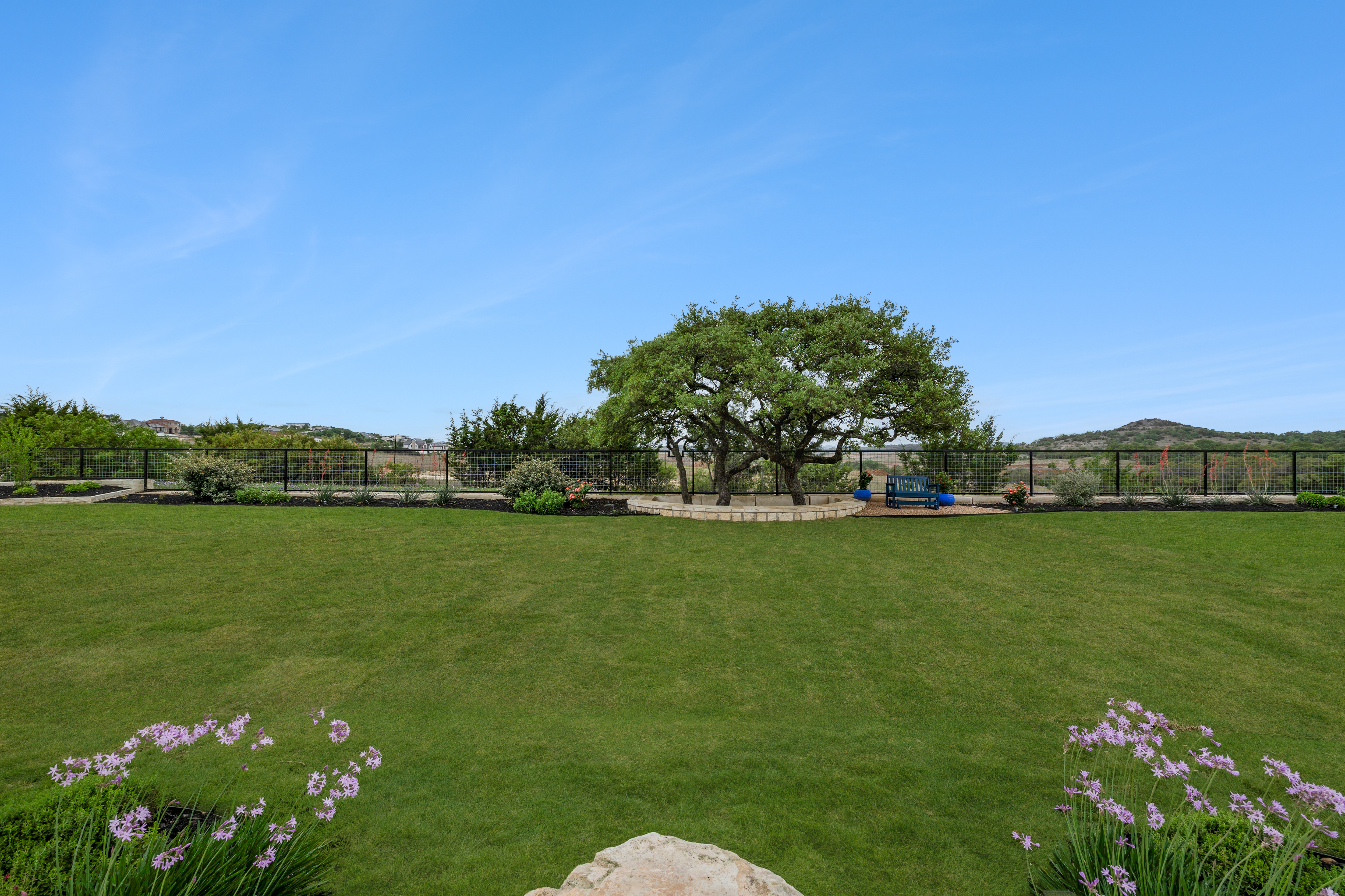  Custom Contemporary with Designer Finishes - 物件實景