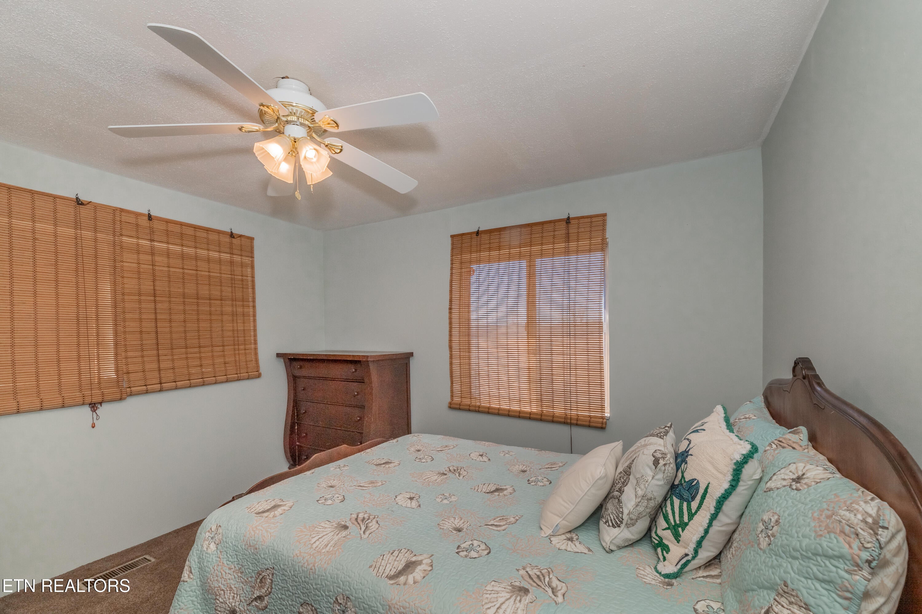 Kingston, Tennessee, 37763, United States, 4 Bedrooms Bedrooms, ,2 BathroomsBathrooms,Residential,For Sale,1850239