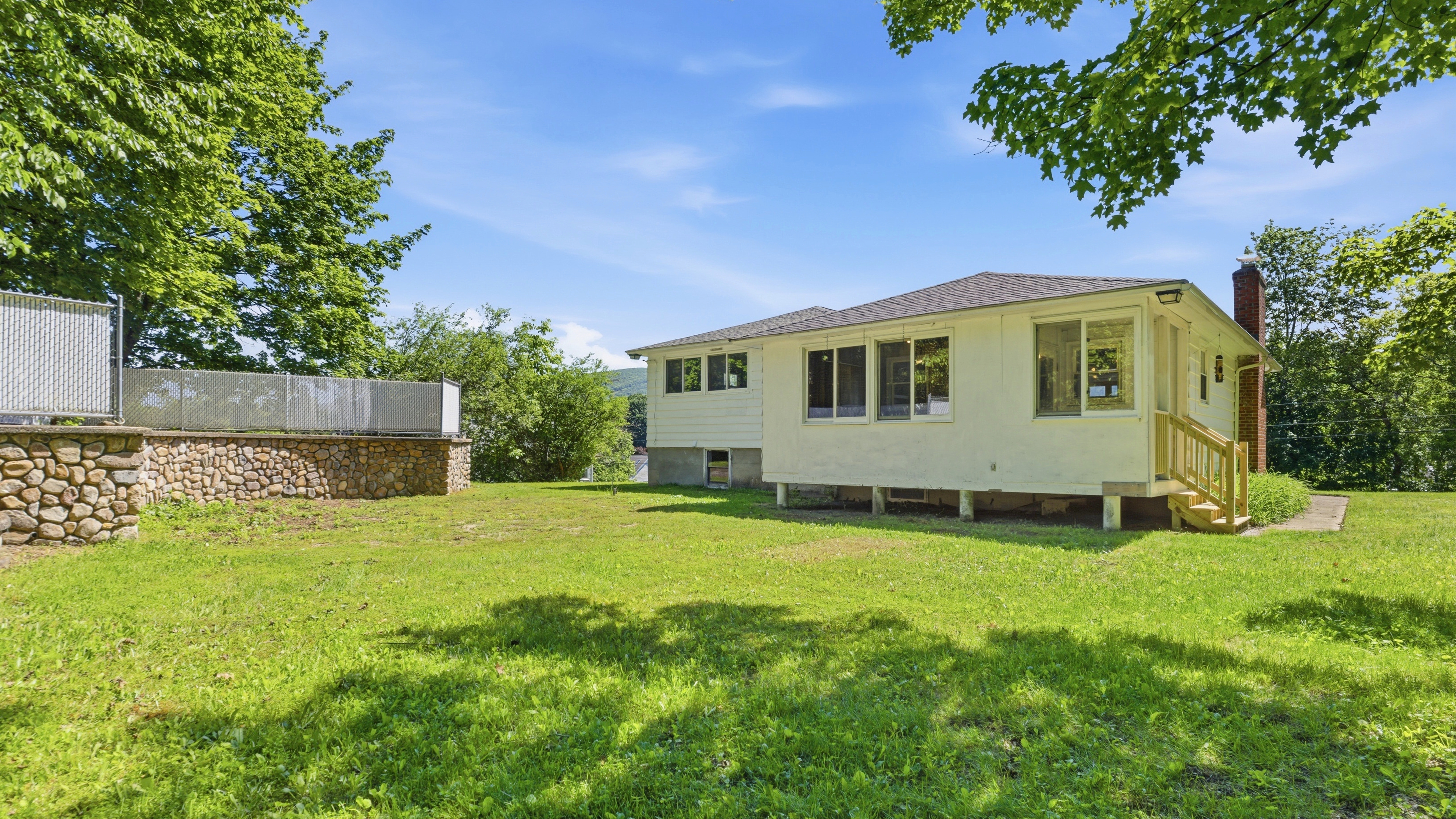 First Time Offered: Well-Maintained Split-Level on a Beautiful Berkshire Lot - 物件實景
