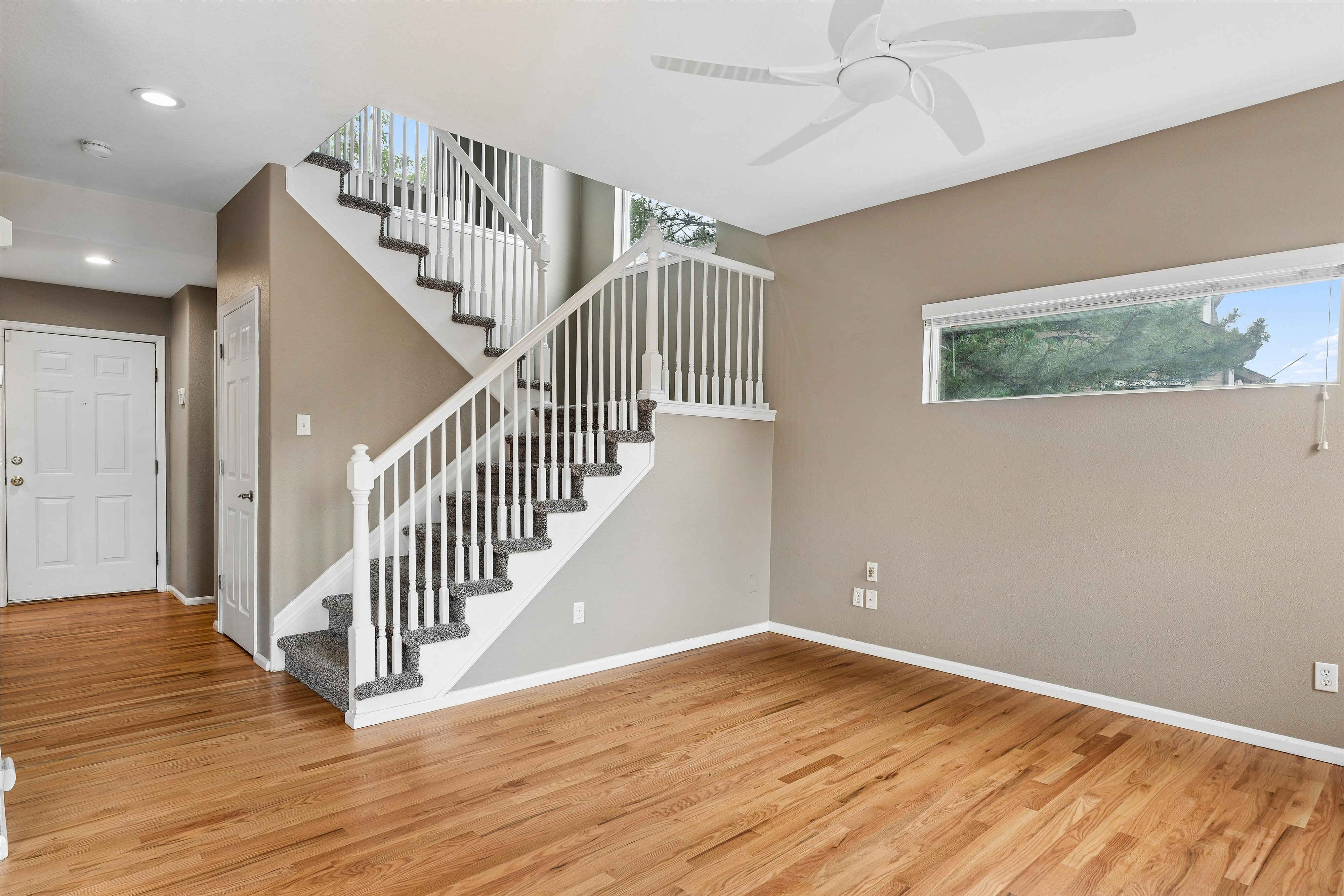  Beautifully maintained three-level townhome - 物件實景