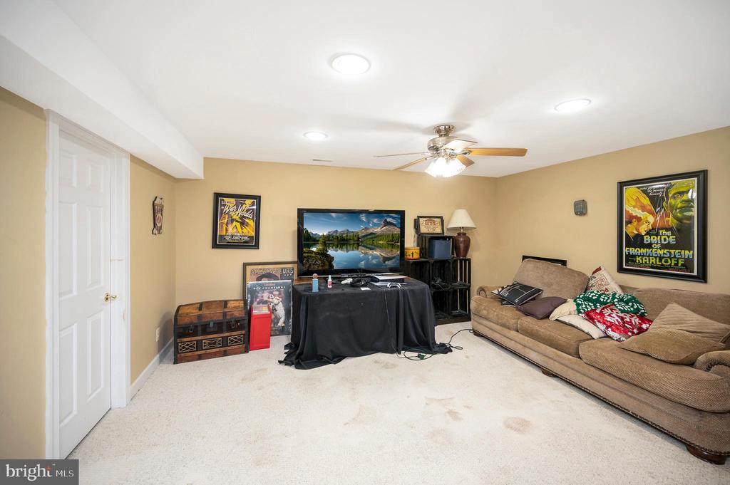 Sumerduck, Virginia, 22742, United States, 4 Bedrooms Bedrooms, ,5 BathroomsBathrooms,Residential,For Sale,2048793