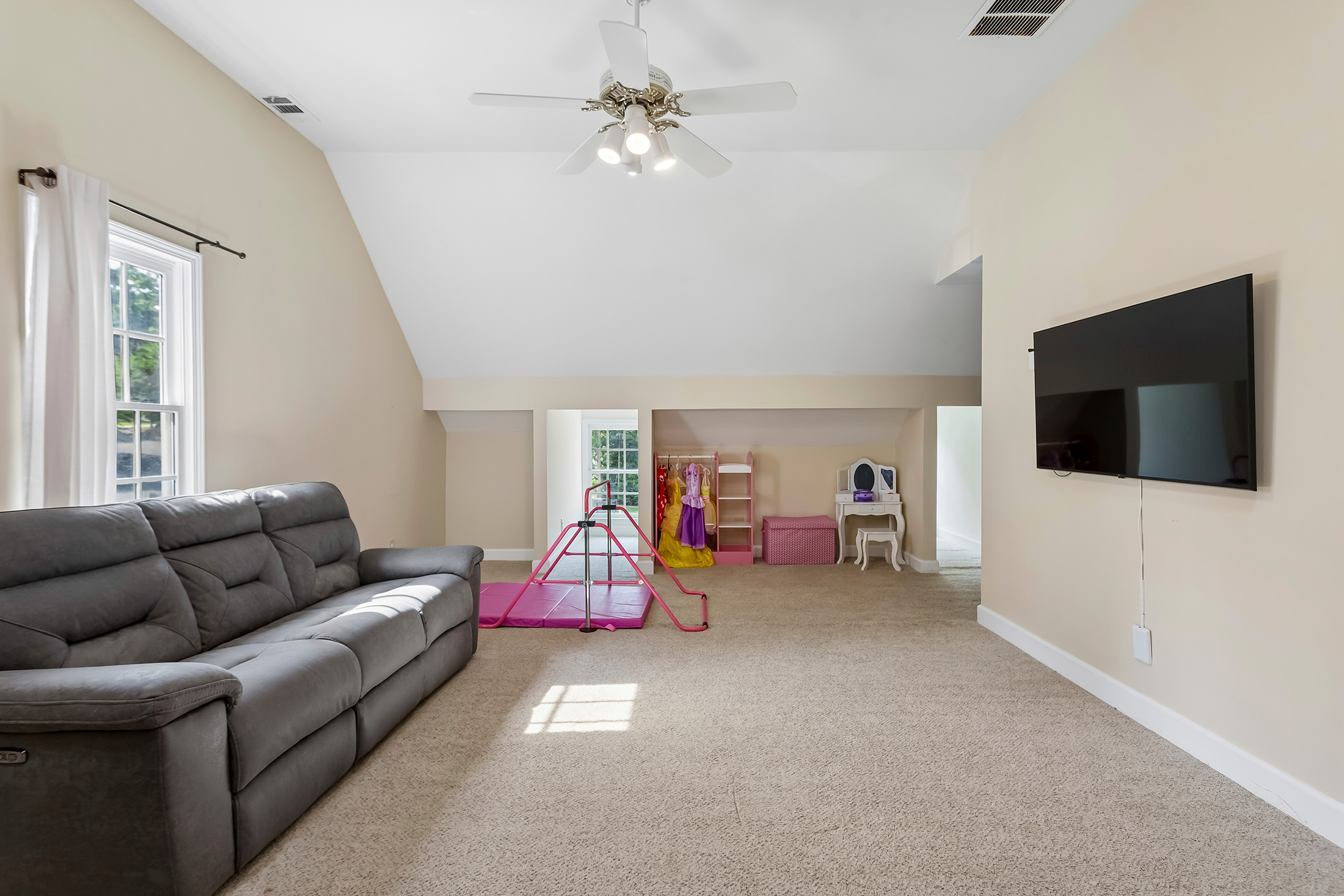  Beautifully Updated Four Bedroom Home in an Active Swim/Tennis Community - 物件實景