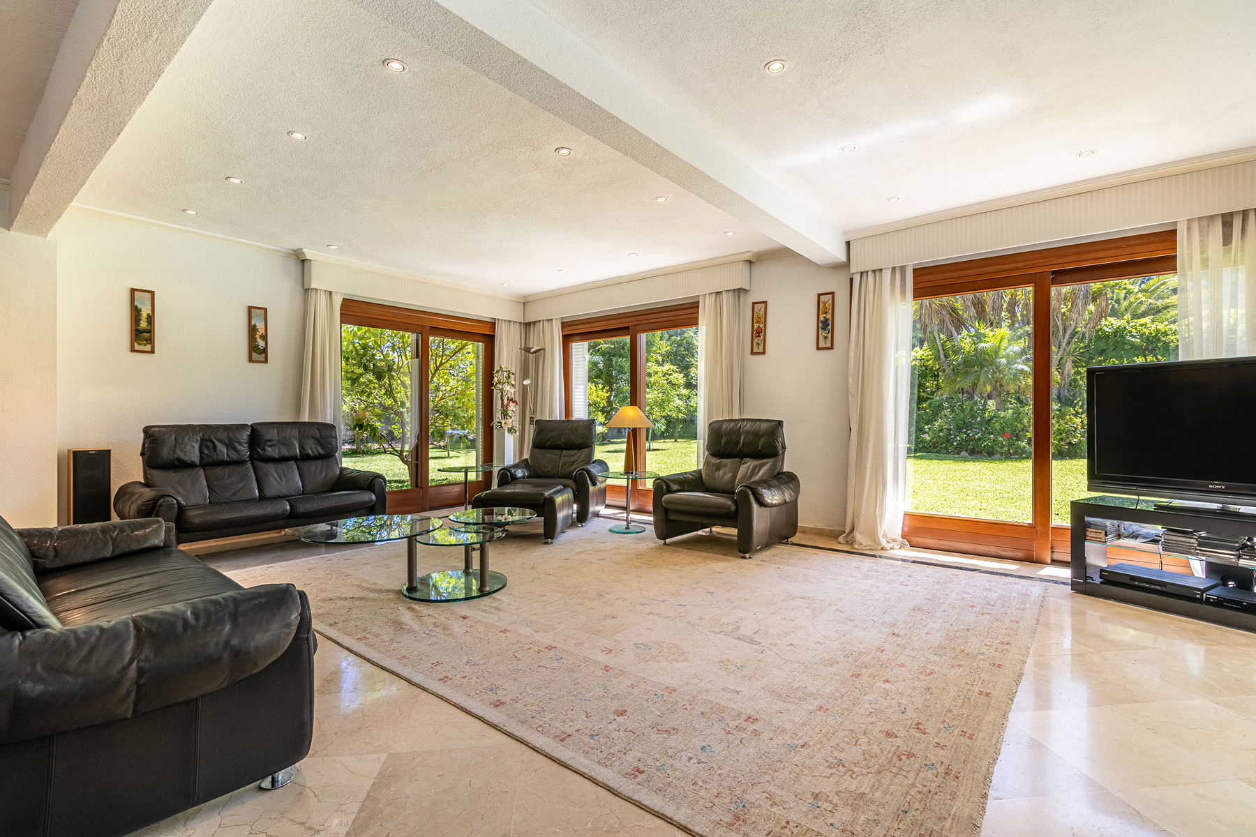  Beachside villa for refurbishment with expansive gardens on the New Golden Mile - 物件實景