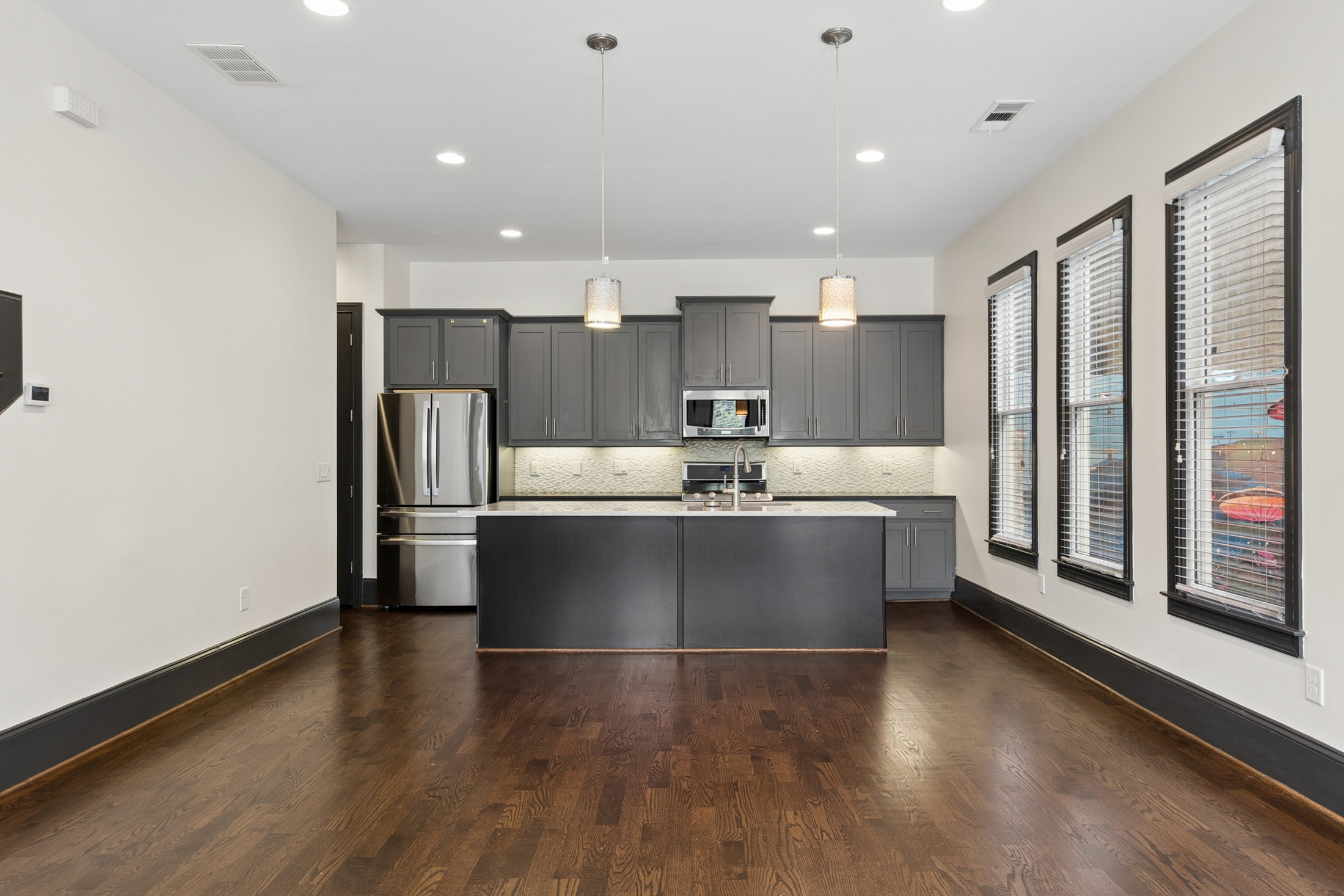  End-Unit Townhome with Fenced Backyard in Prime Location - 物件實景