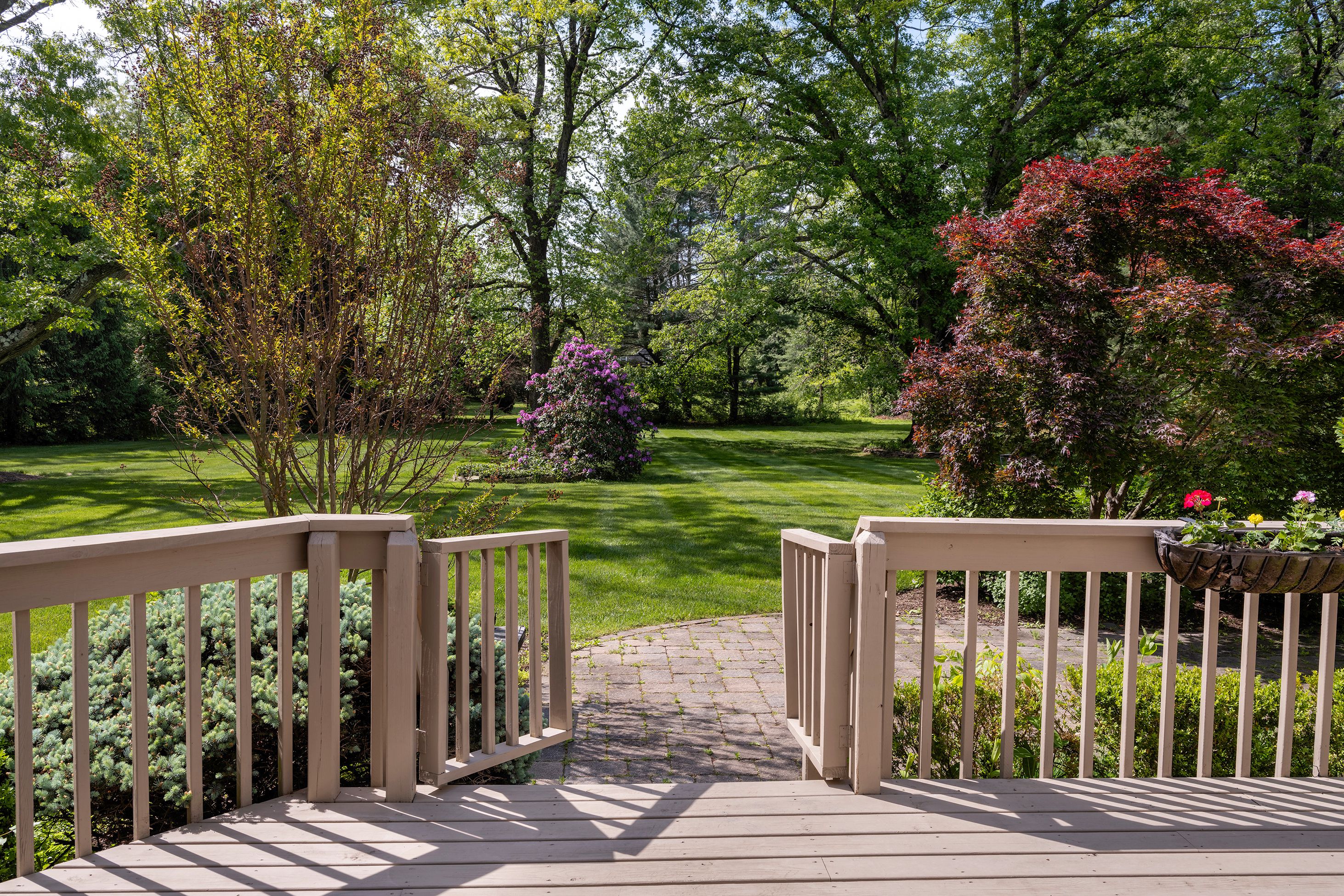  A Garden-Framed Setting in Bainbridge Estates - 物件實景