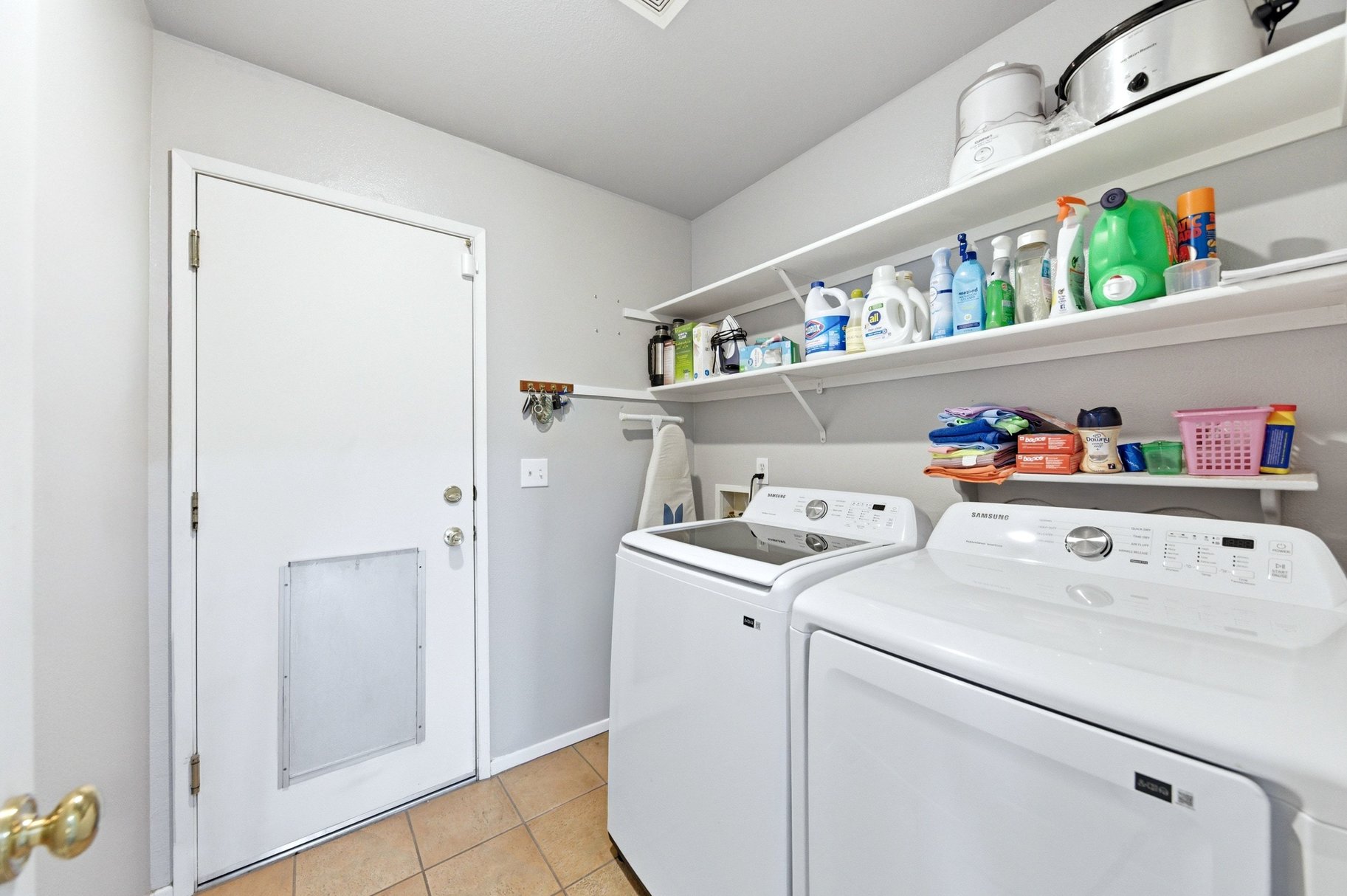  Turnkey Living with High Ceilings & Upgrades Throughout - 物件實景