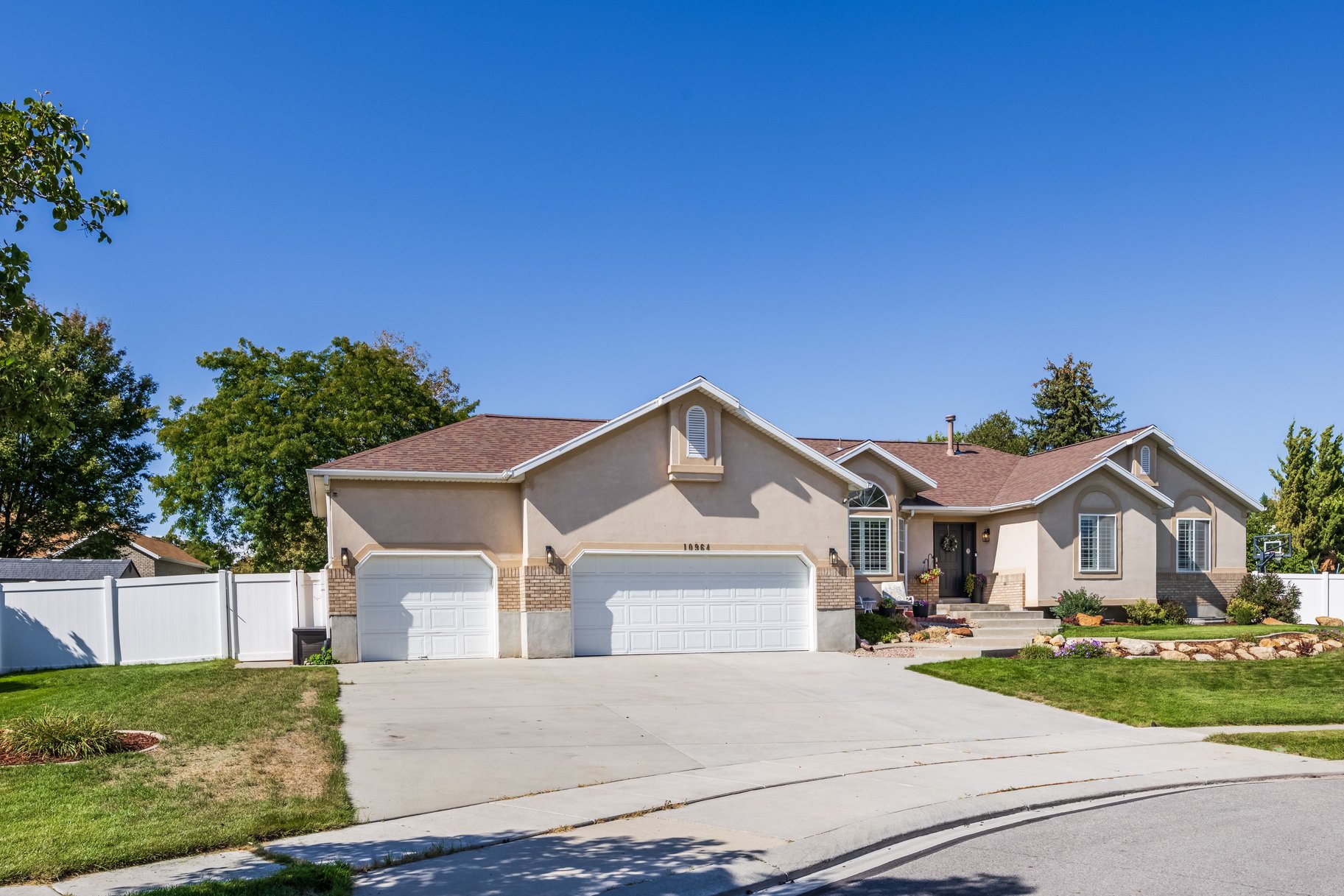  Multigenerational Living in South Jordan: 5 Beds, 2 Kitchens, 0.33-Acre Lot - 物件實景