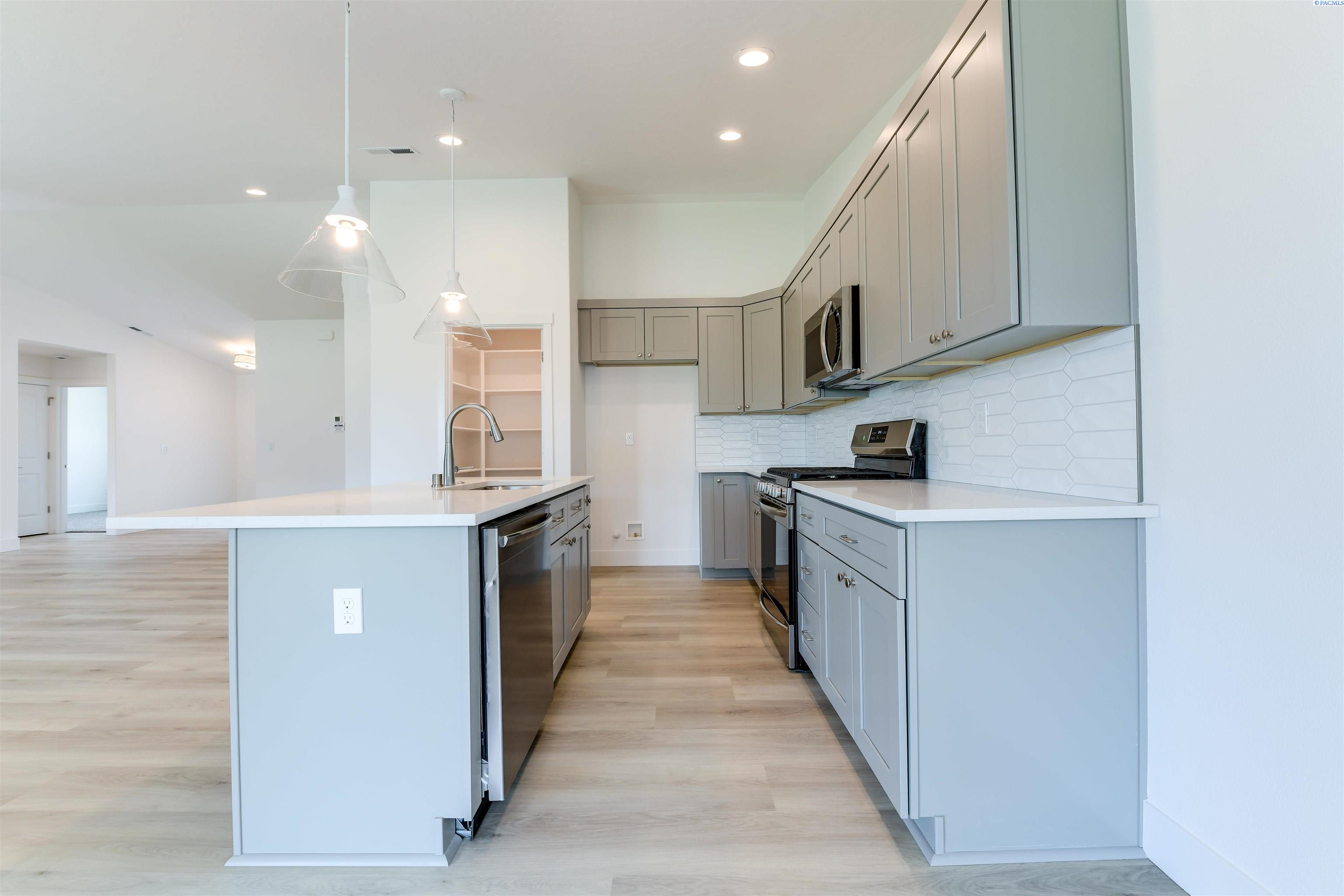 Kennewick, Washington, 99338, United States, 3 Bedrooms Bedrooms, ,1 BathroomBathrooms,Residential,For Sale,1901693