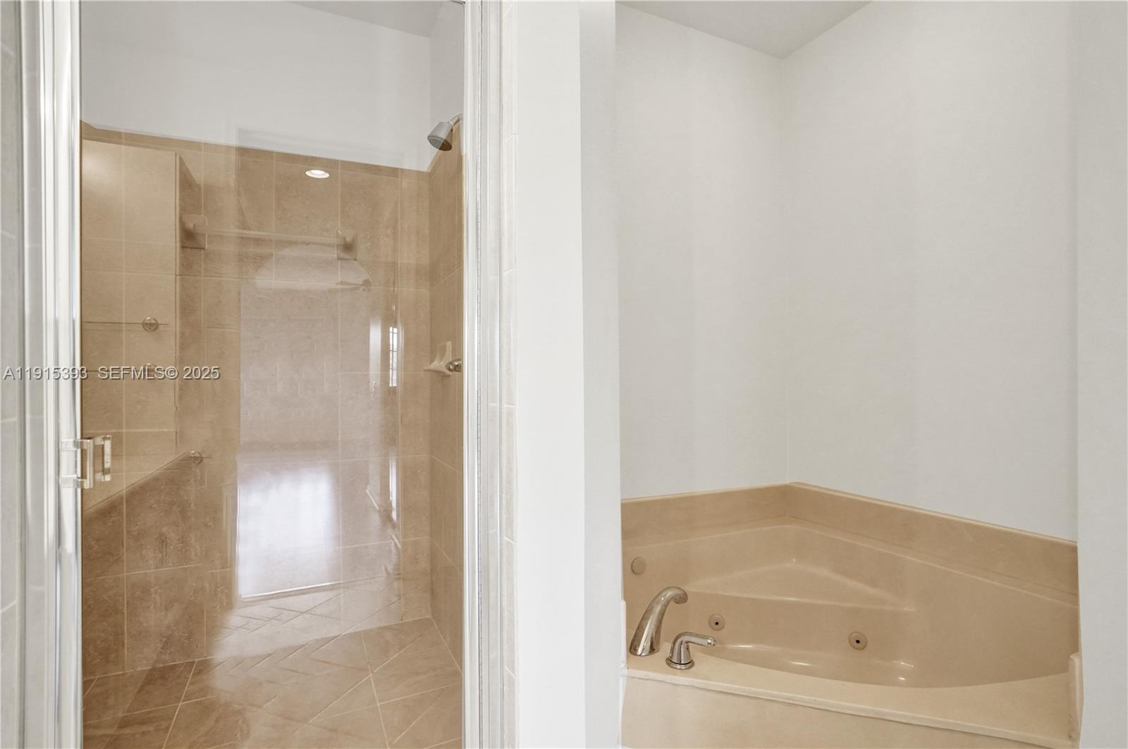 Weston, Florida, 33332, United States, 3 Bedrooms Bedrooms, ,2 BathroomsBathrooms,Residential,For Sale,1998449