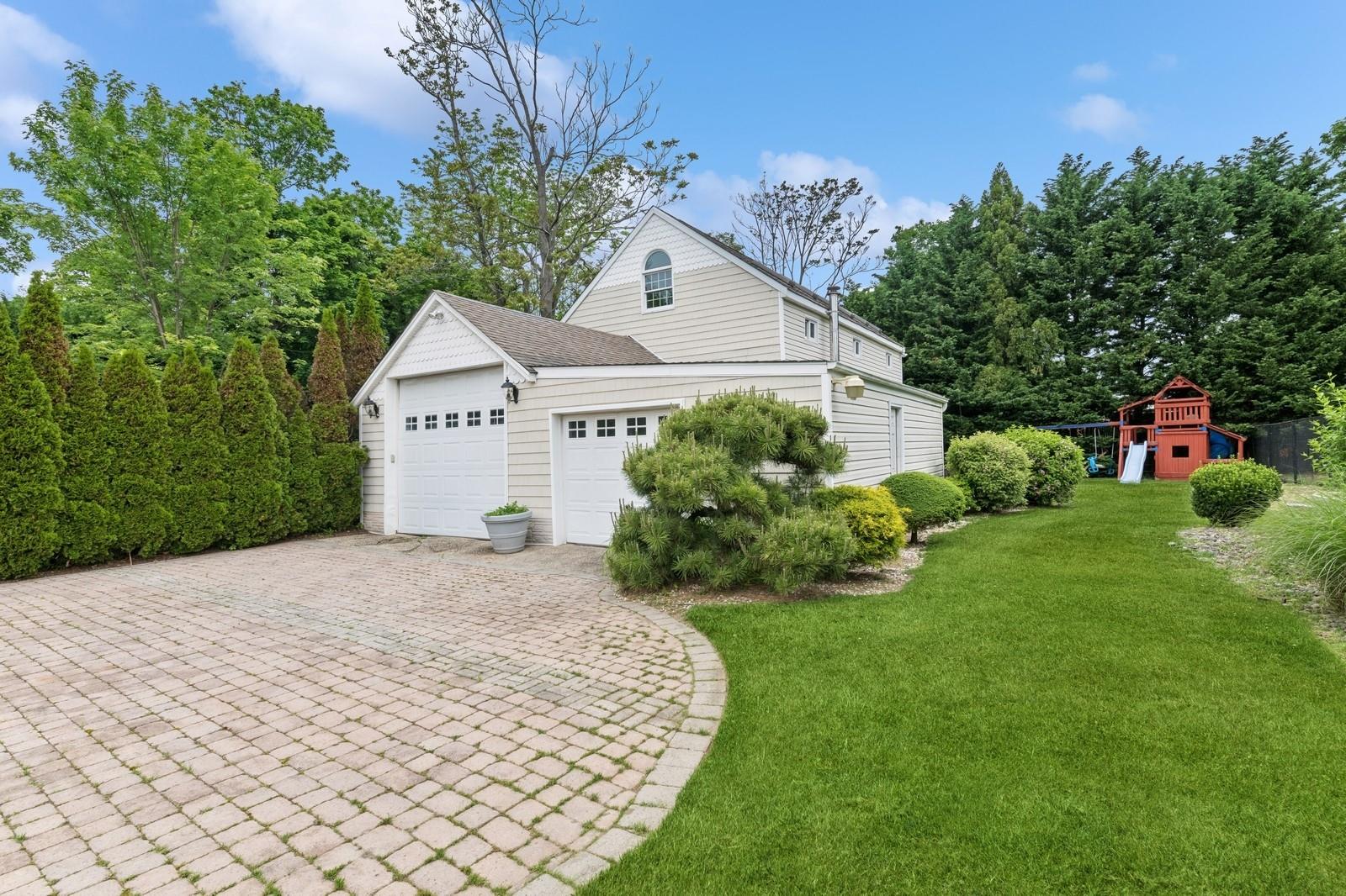 Bay Shore, New York, 11706, United States, 4 Bedrooms Bedrooms, ,3 BathroomsBathrooms,Residential,For Sale,1836669