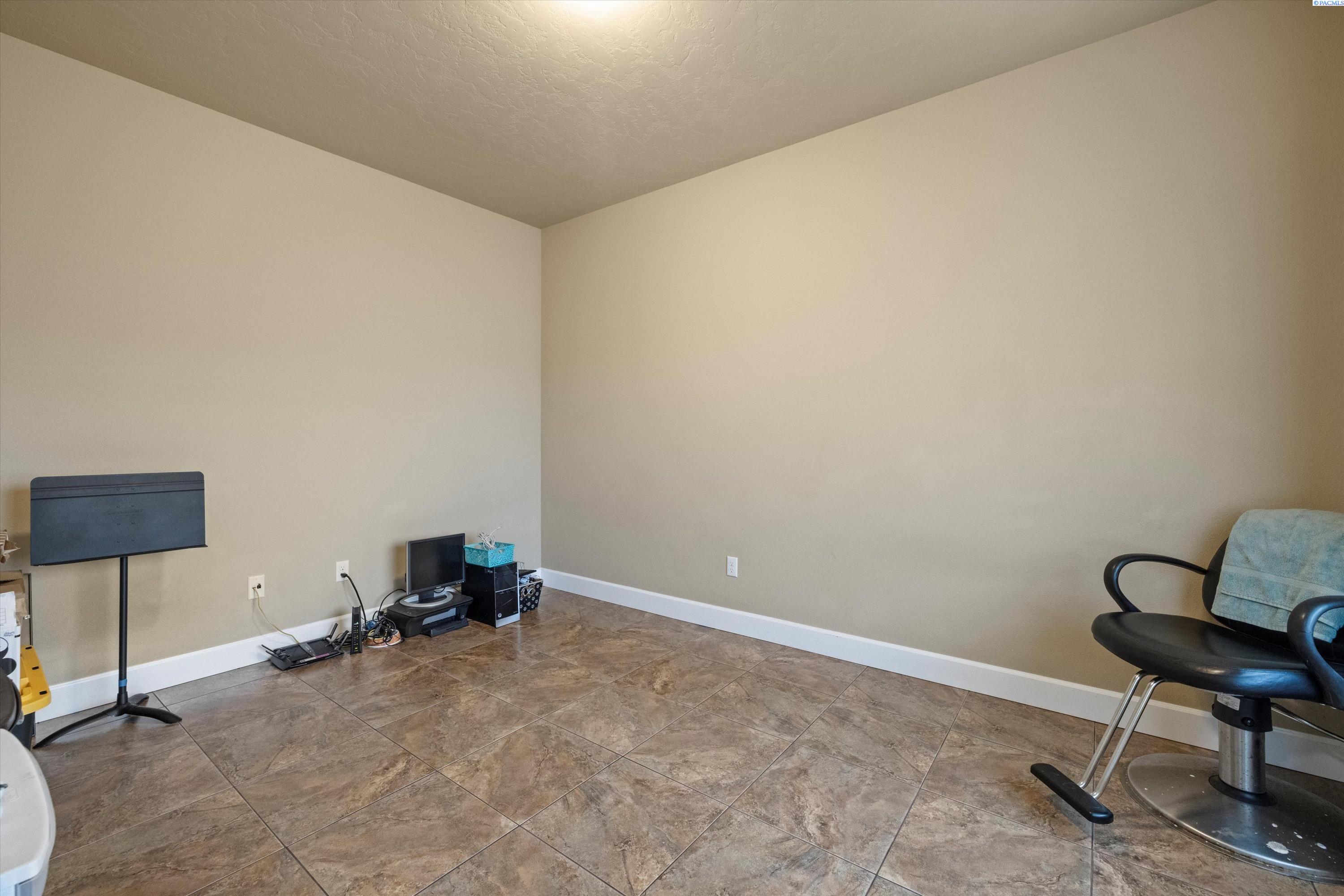 Pasco, Washington, 99301, United States, 6 Bedrooms Bedrooms, ,3 BathroomsBathrooms,Residential,For Sale,1705184